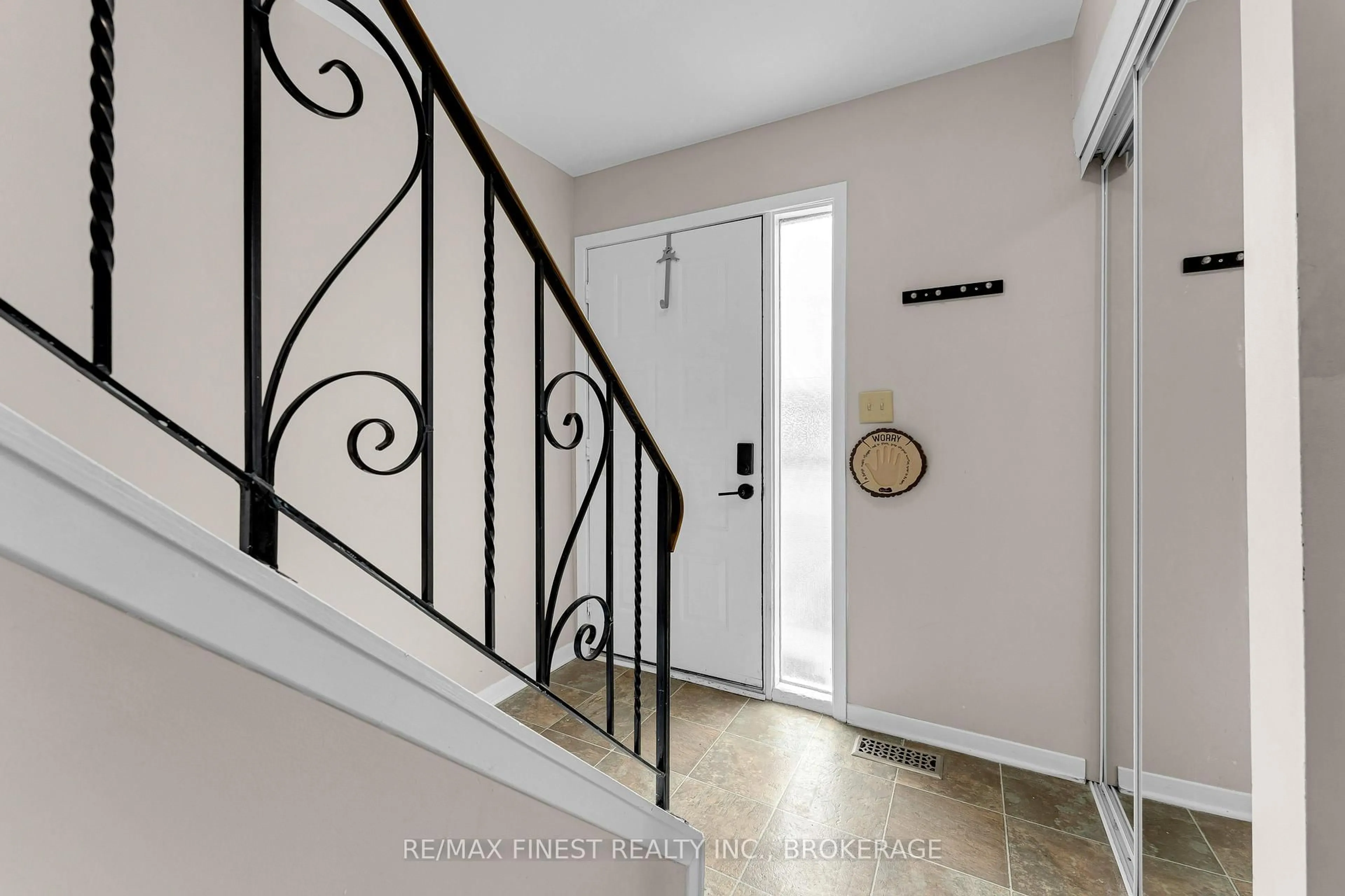 Indoor entryway for 717 Ridley Dr, Kingston Ontario K7P 2A3