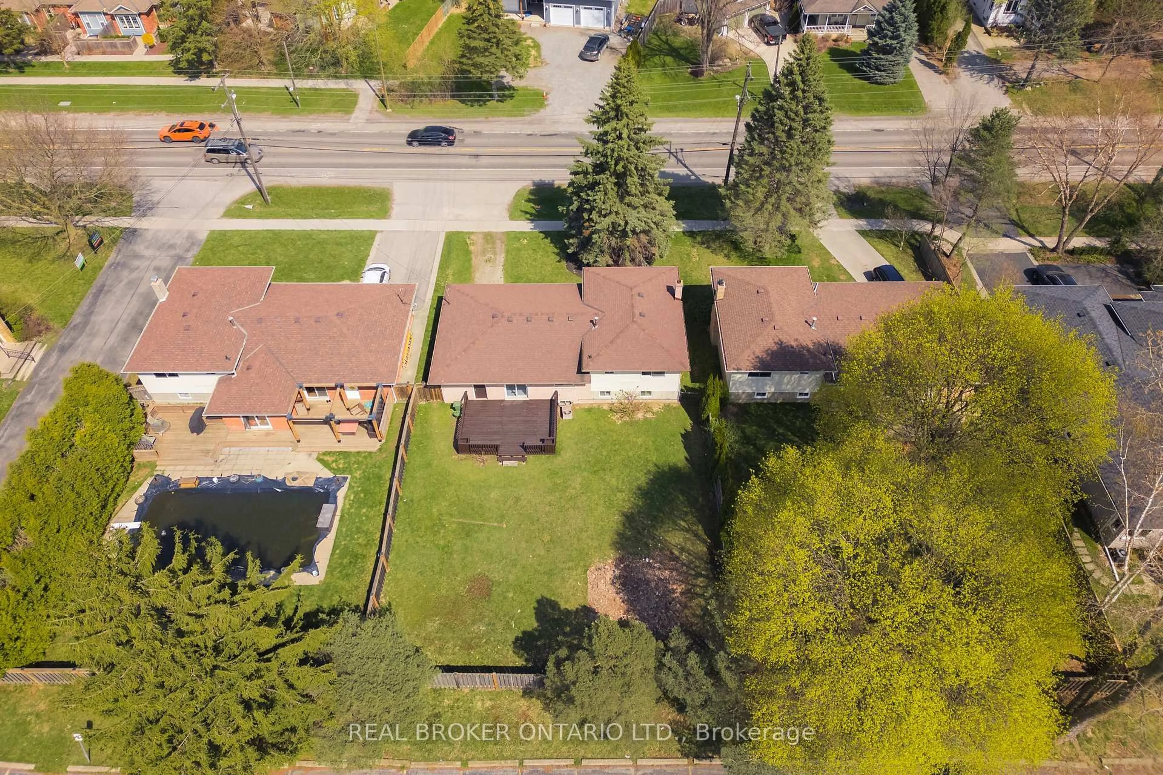 A pic from outside/outdoor area/front of a property/back of a property/a pic from drone, street for 194 Fiddlers Green Rd, Hamilton Ontario L9G 1W6