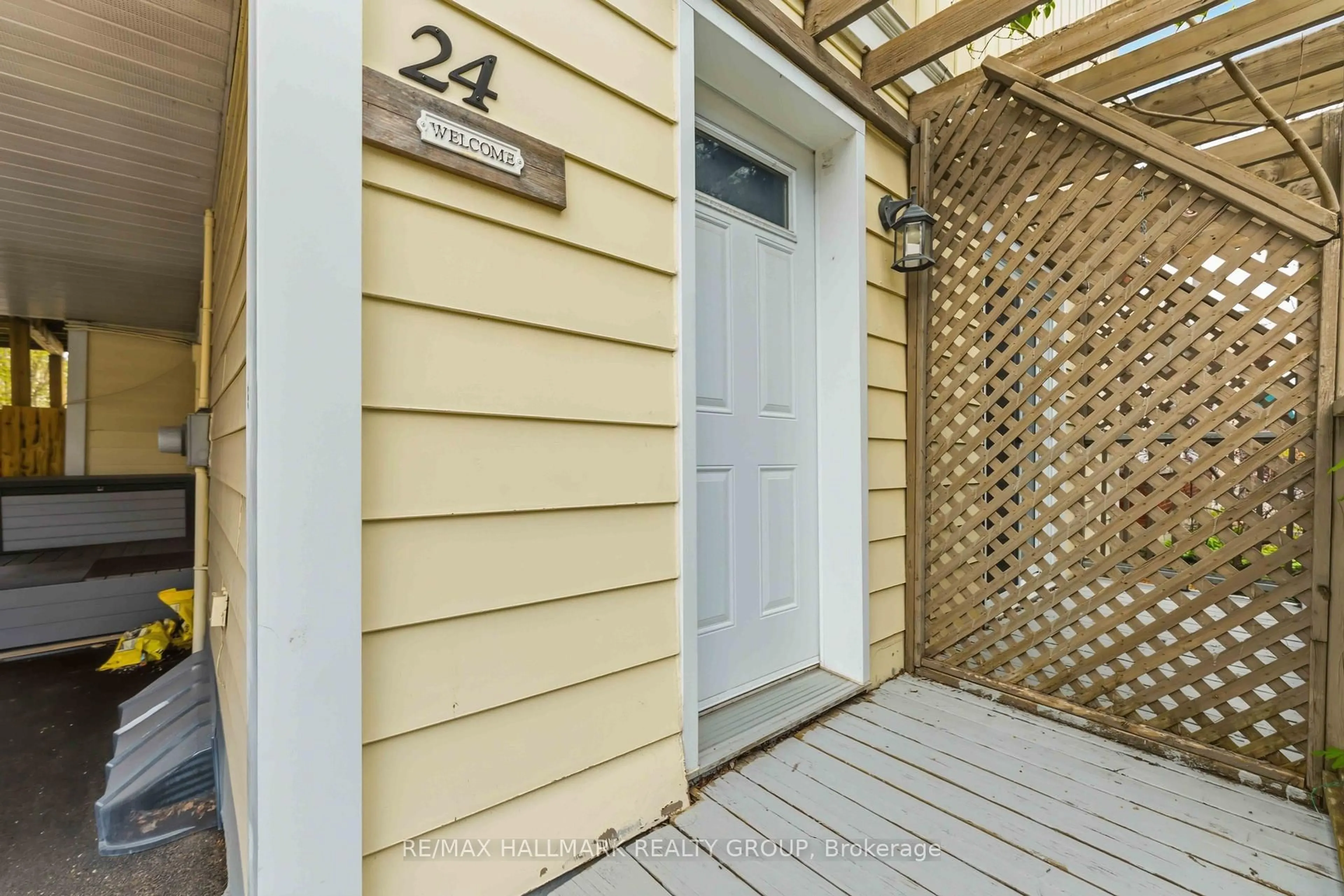 Unknown for 24 Patro St, Ottawa Ontario K1N 8B1