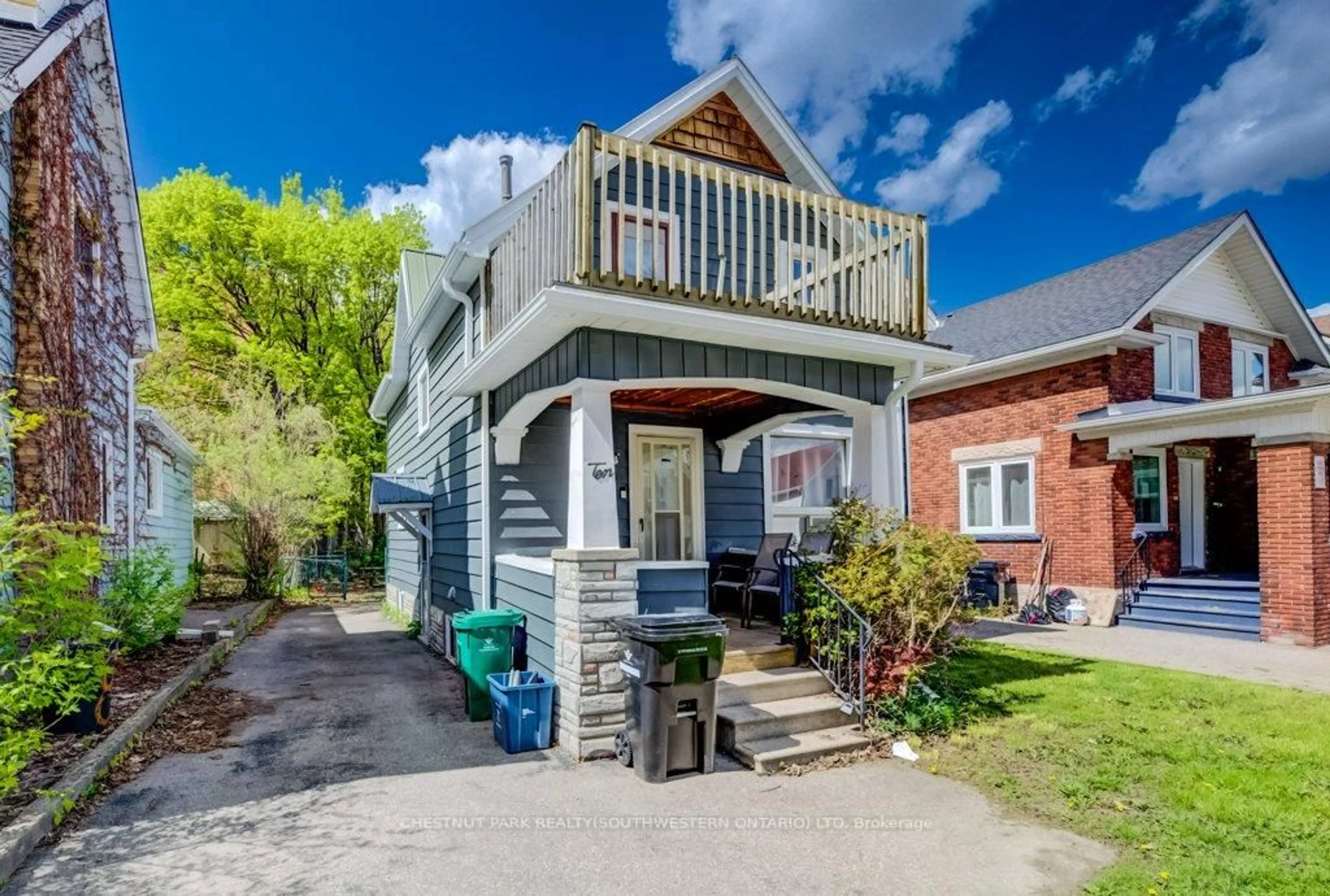 Patio, street for 10 Marshall St, Waterloo Ontario N2J 2T2