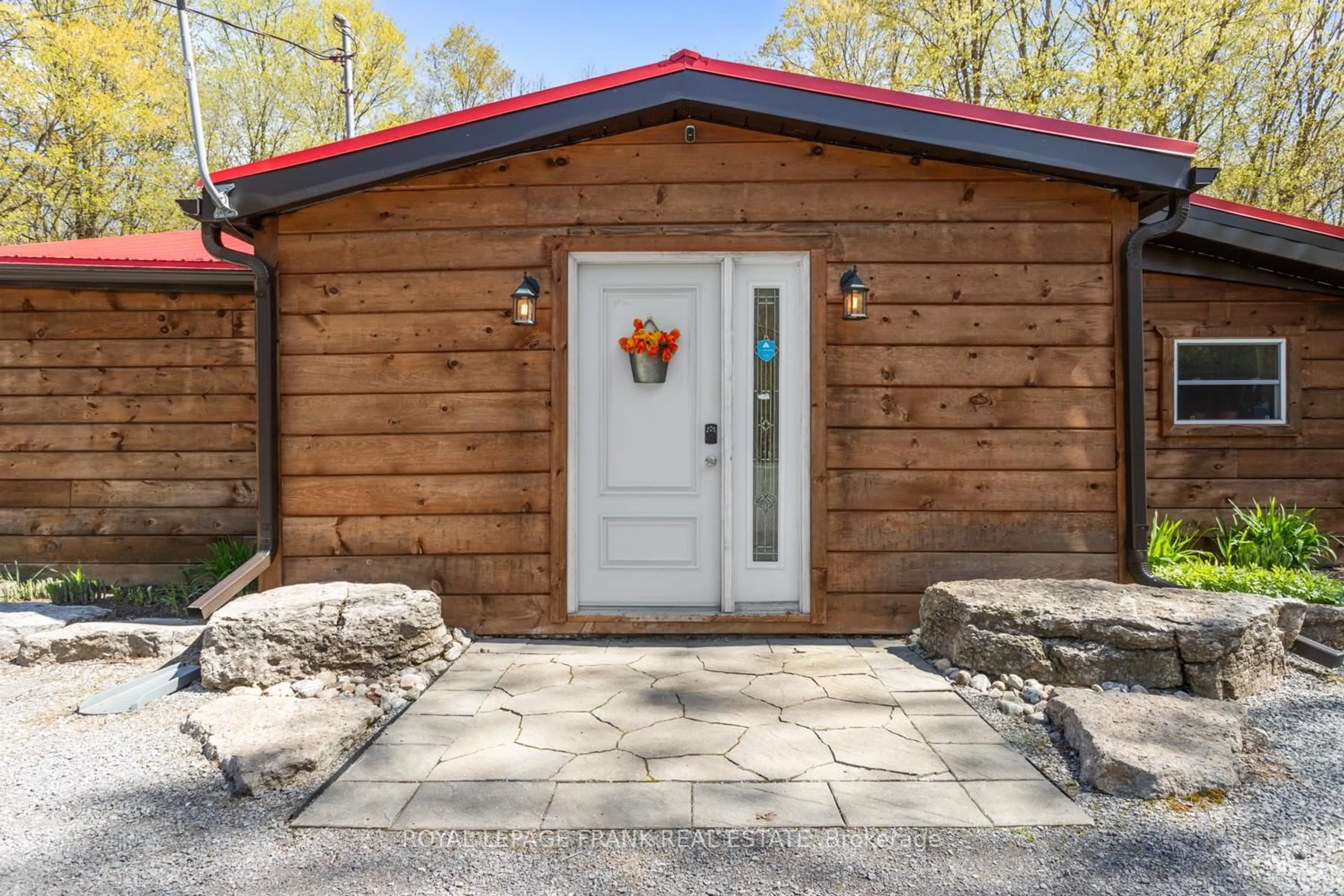 Indoor entryway for 340 Quin-Mo-Lac Rd, Madoc Ontario K0K 2K0