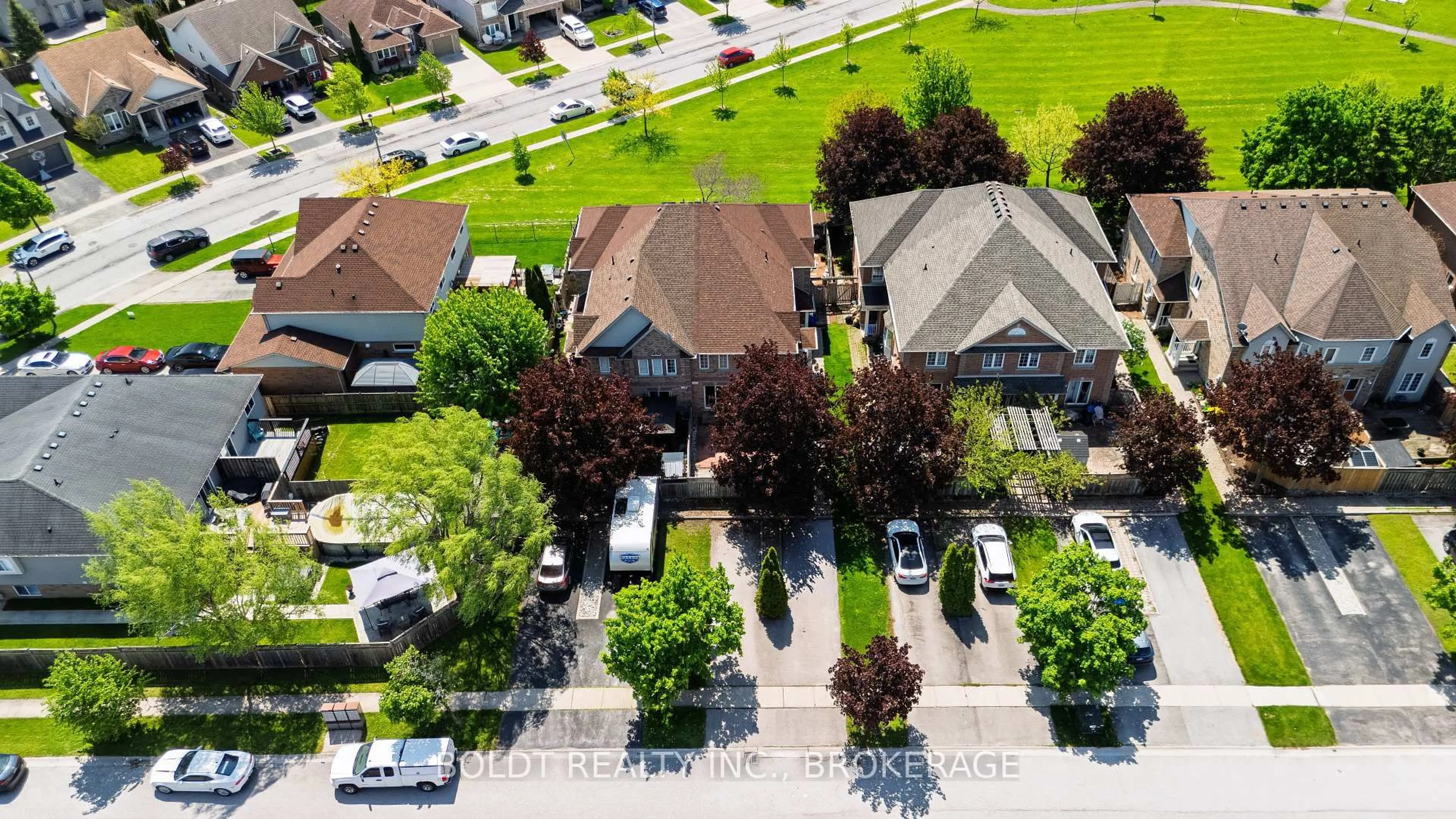 A pic from outside/outdoor area/front of a property/back of a property/a pic from drone, street for 20 B Brown Dr, St. Catharines Ontario L2S 3Z4
