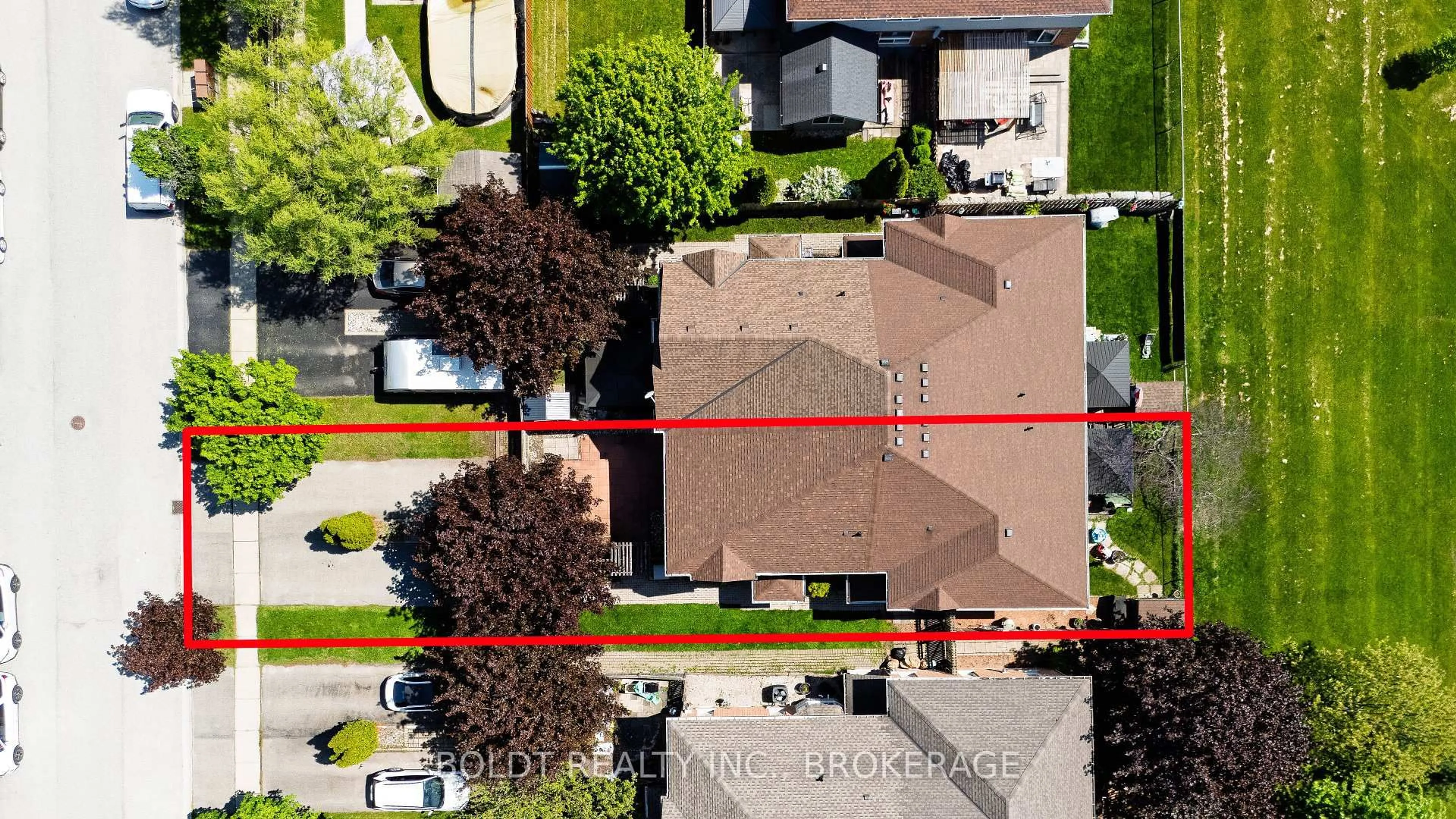 A pic from outside/outdoor area/front of a property/back of a property/a pic from drone, street for 20 B Brown Dr, St. Catharines Ontario L2S 3Z4
