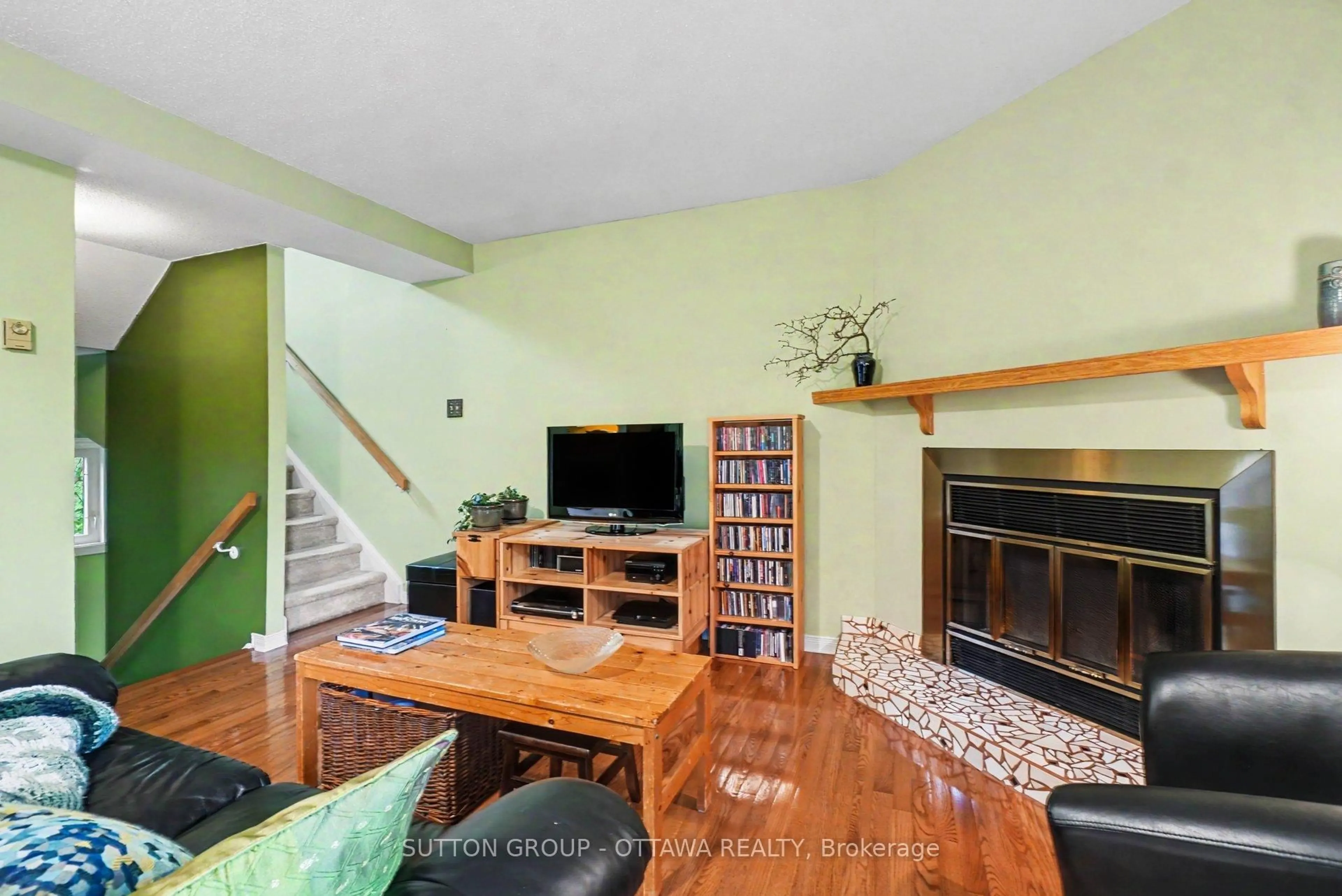 Living room with furniture, wood/laminate floor for 10 Maclean St, Ottawa Ontario K1S 3E9