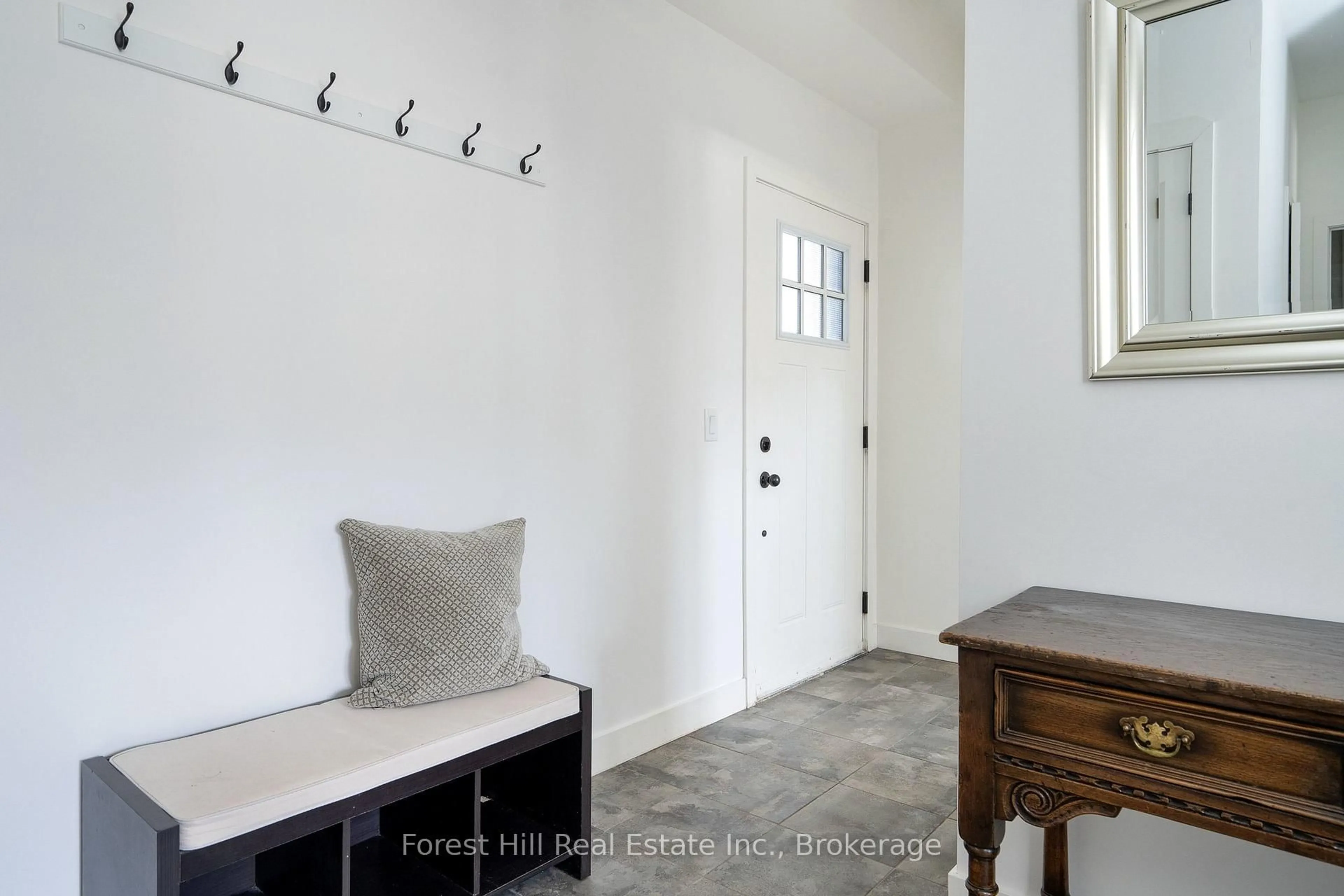 Indoor entryway for 21 Beckwith Lane #106, Blue Mountains Ontario L9Y 3B6