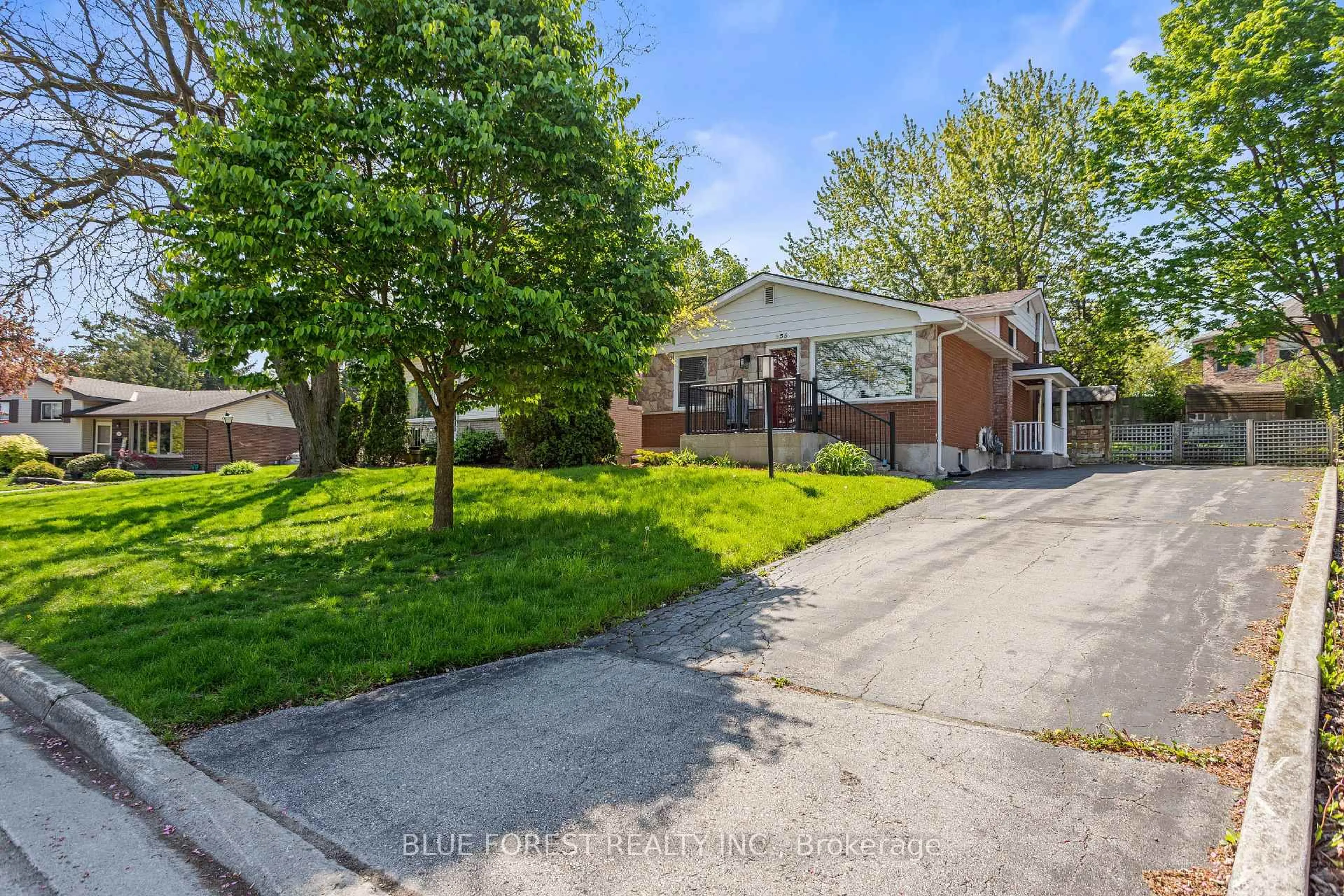 A pic from outside/outdoor area/front of a property/back of a property/a pic from drone, street for 255 Delta Pl, London South Ontario N6J 3N1