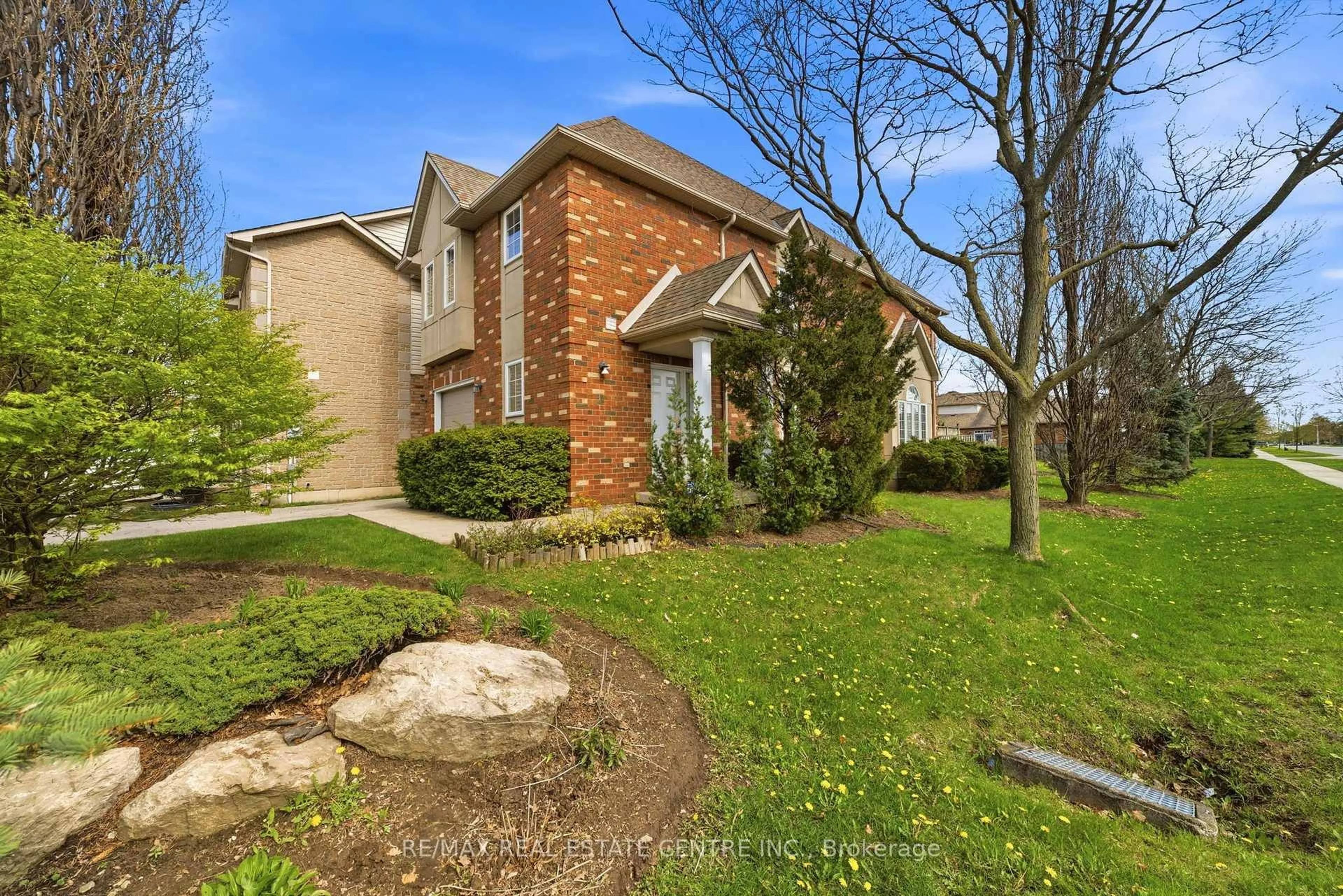Home with brick exterior material, street for 876 GOLF LINKS Rd #1, Hamilton Ontario L9G 3K9