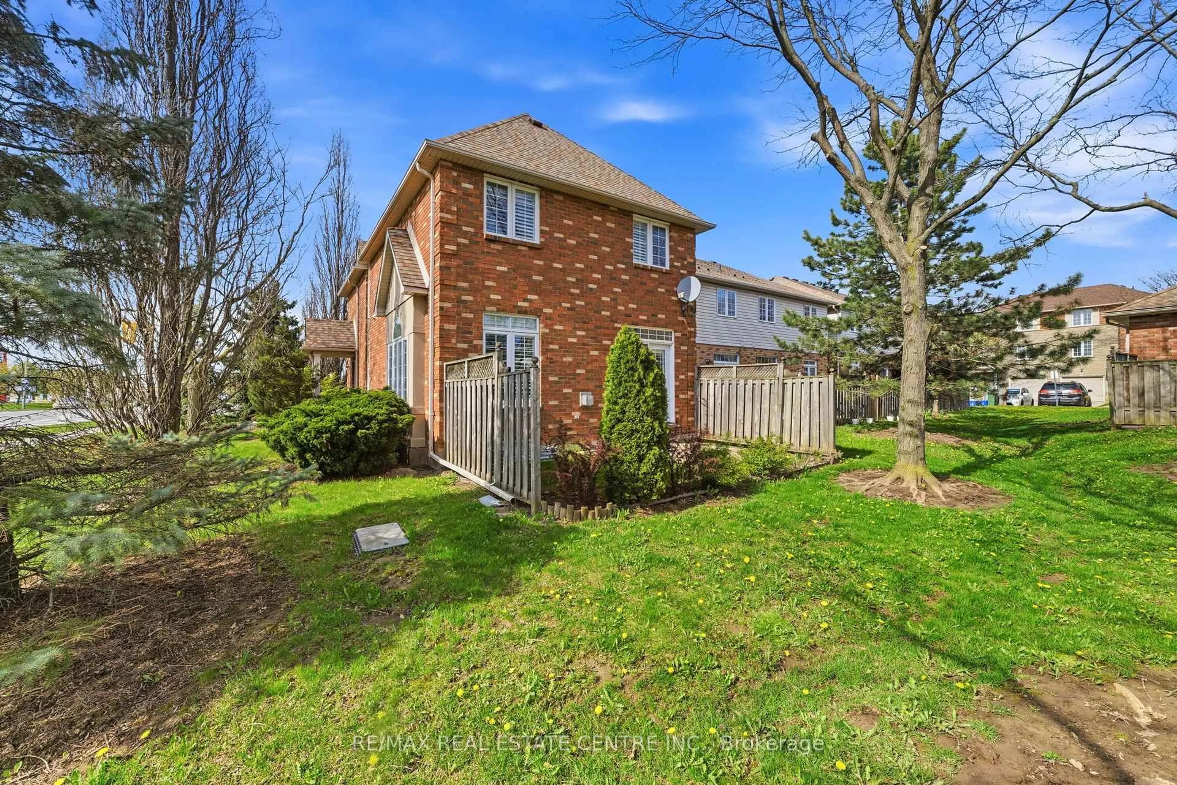 A pic from outside/outdoor area/front of a property/back of a property/a pic from drone, street for 876 GOLF LINKS Rd #1, Hamilton Ontario L9G 3K9