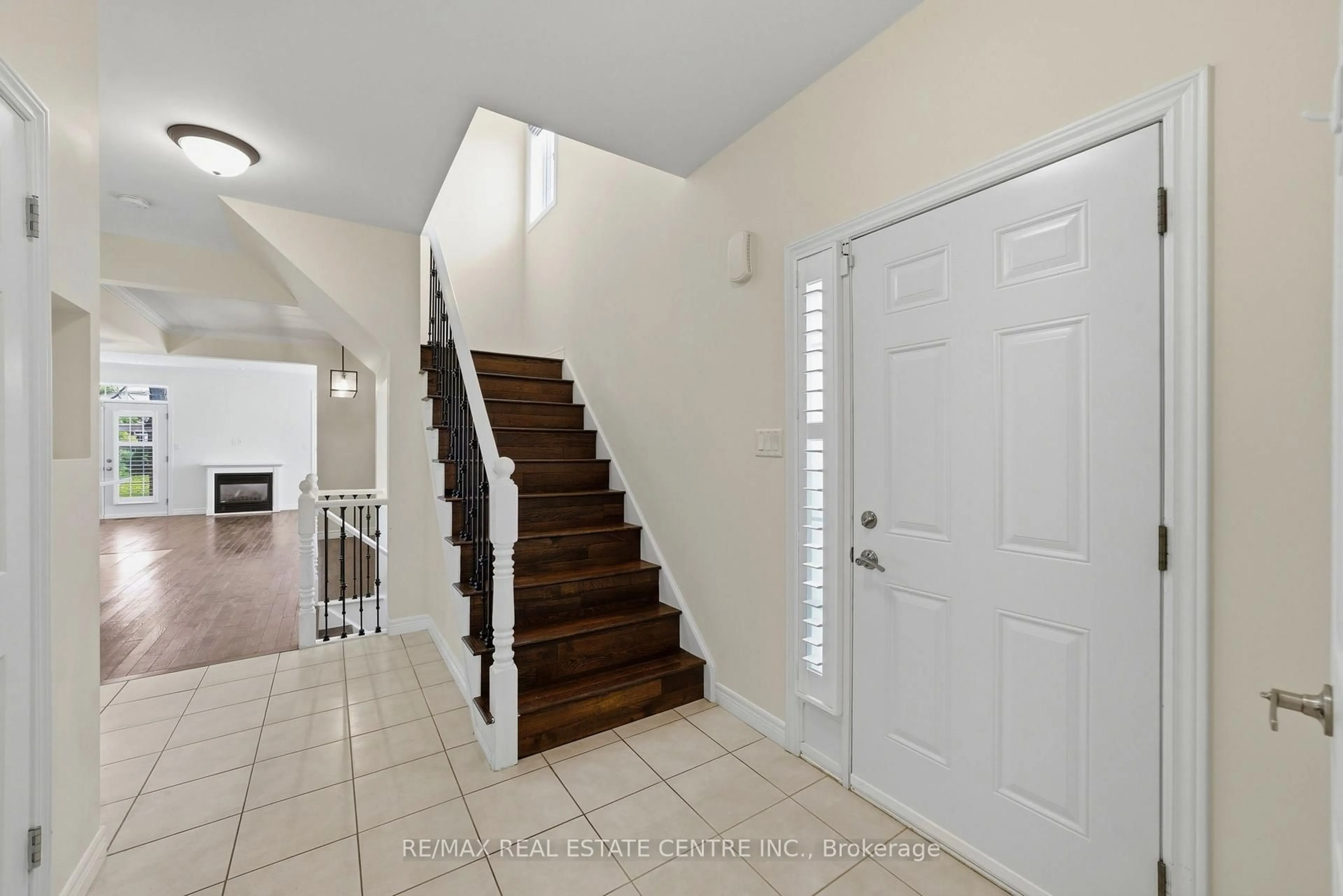 Indoor entryway for 876 GOLF LINKS Rd #1, Hamilton Ontario L9G 3K9