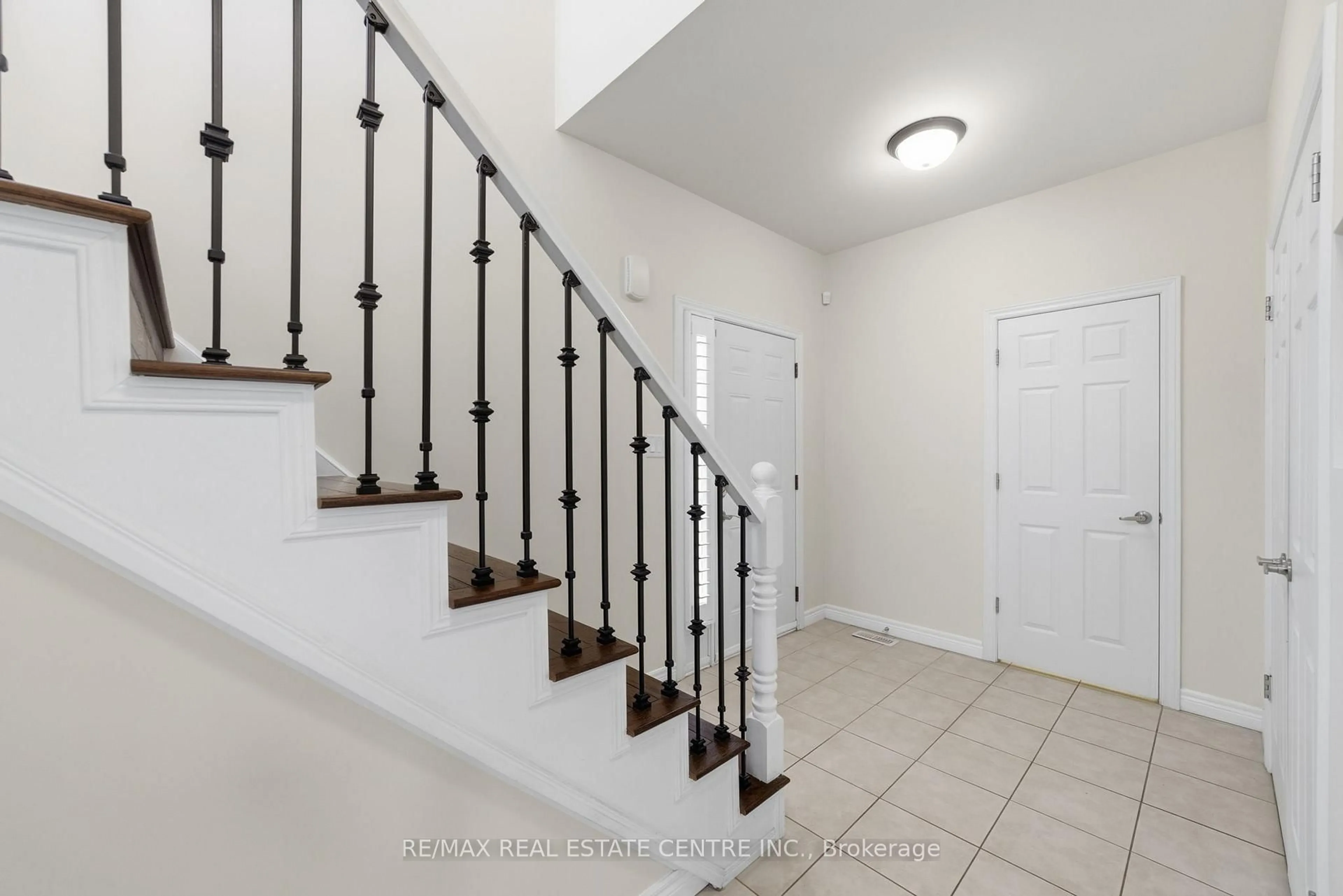 Indoor entryway for 876 GOLF LINKS Rd #1, Hamilton Ontario L9G 3K9