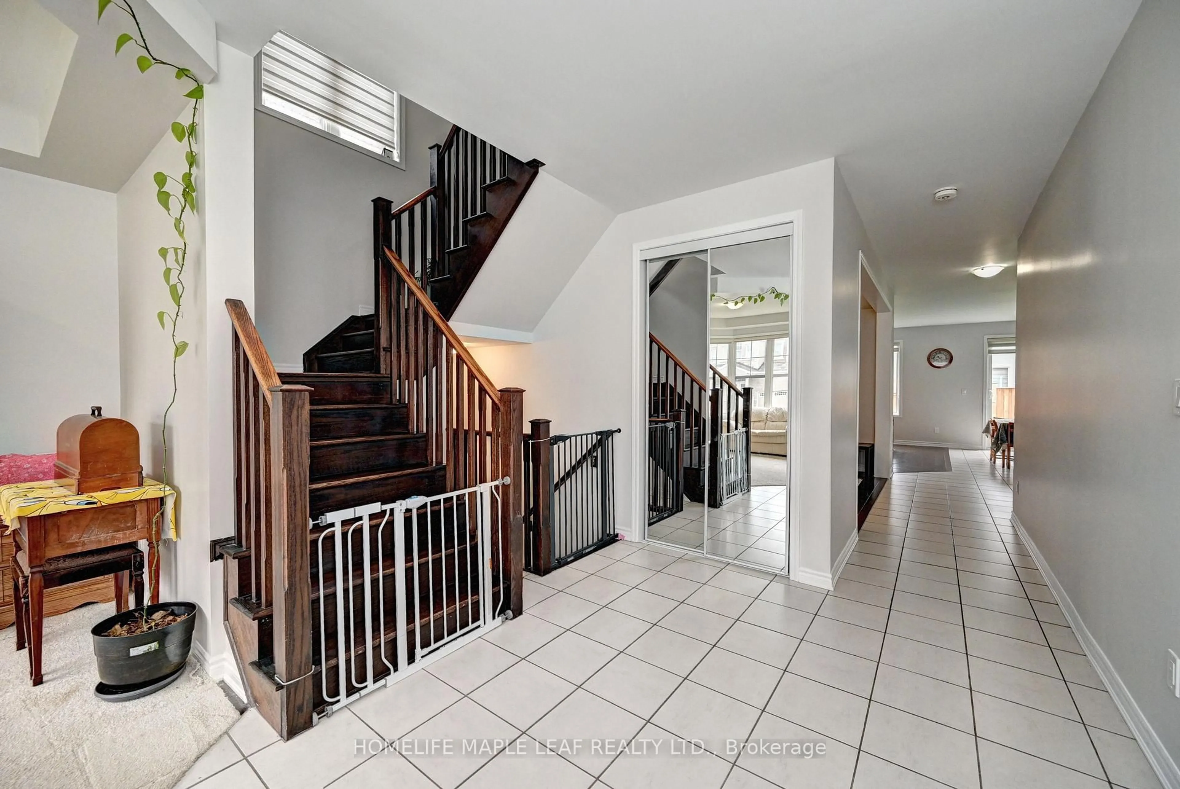 Indoor foyer for 236 Ridge Rd, Cambridge Ontario N3E 0C2