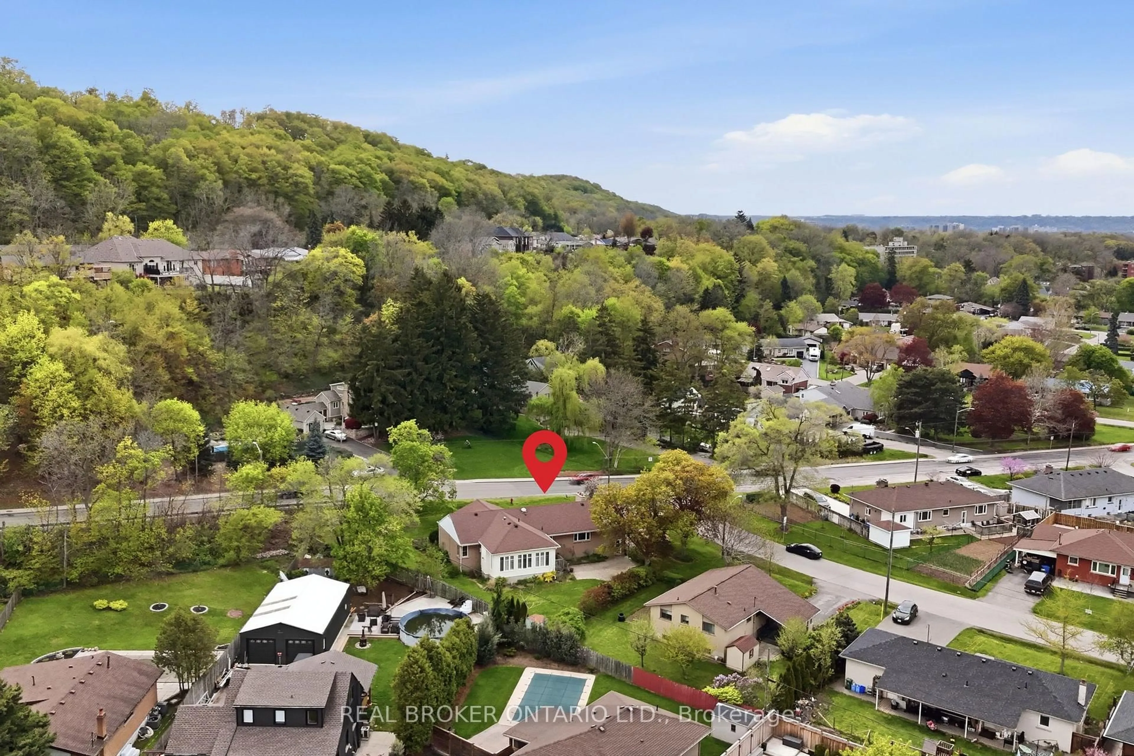A pic from outside/outdoor area/front of a property/back of a property/a pic from drone, mountain view for 45 New Mountain Rd, Hamilton Ontario L8G 2R9
