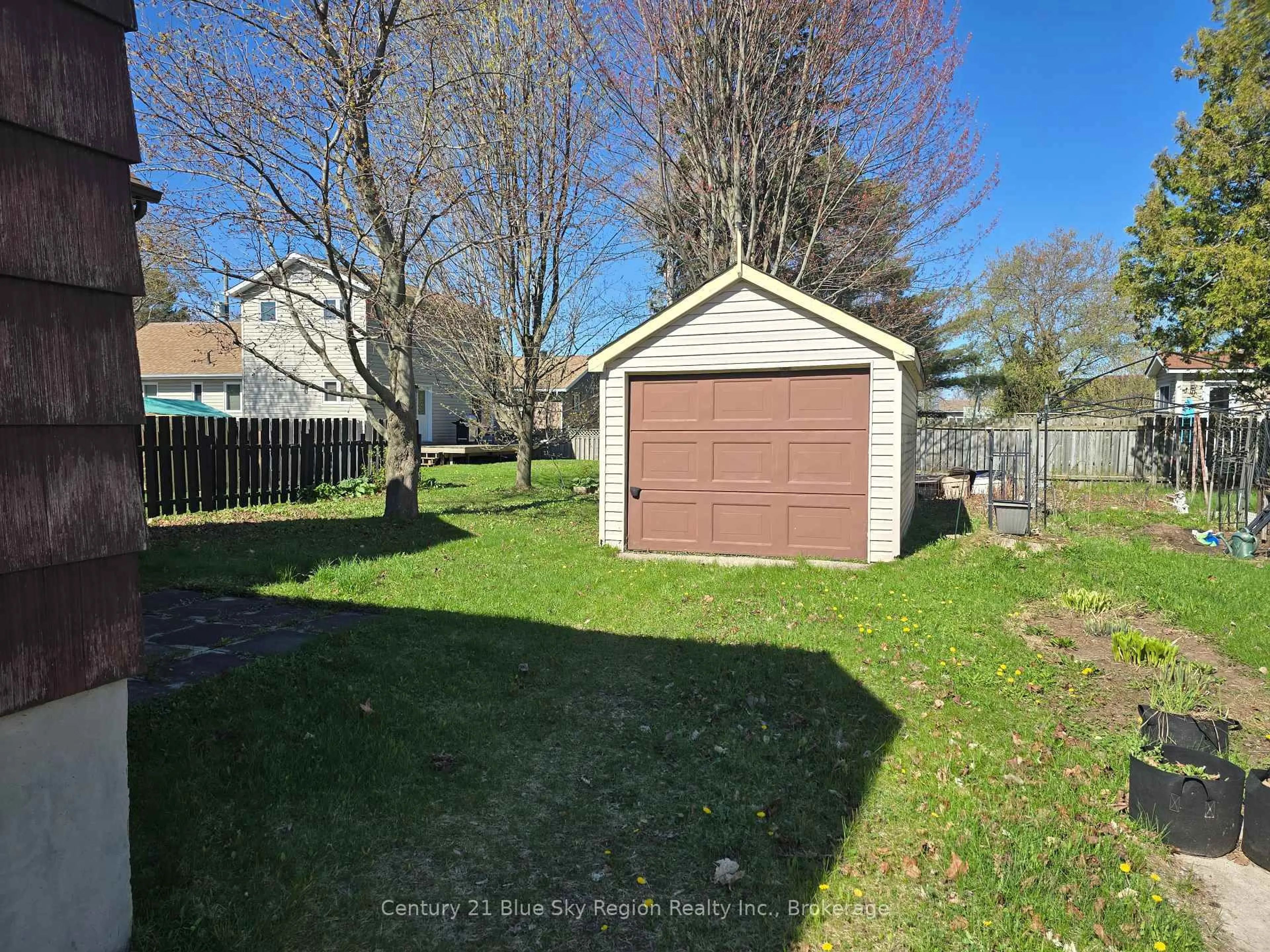 Shed for 1015 Browning St, North Bay Ontario P1B 3R4