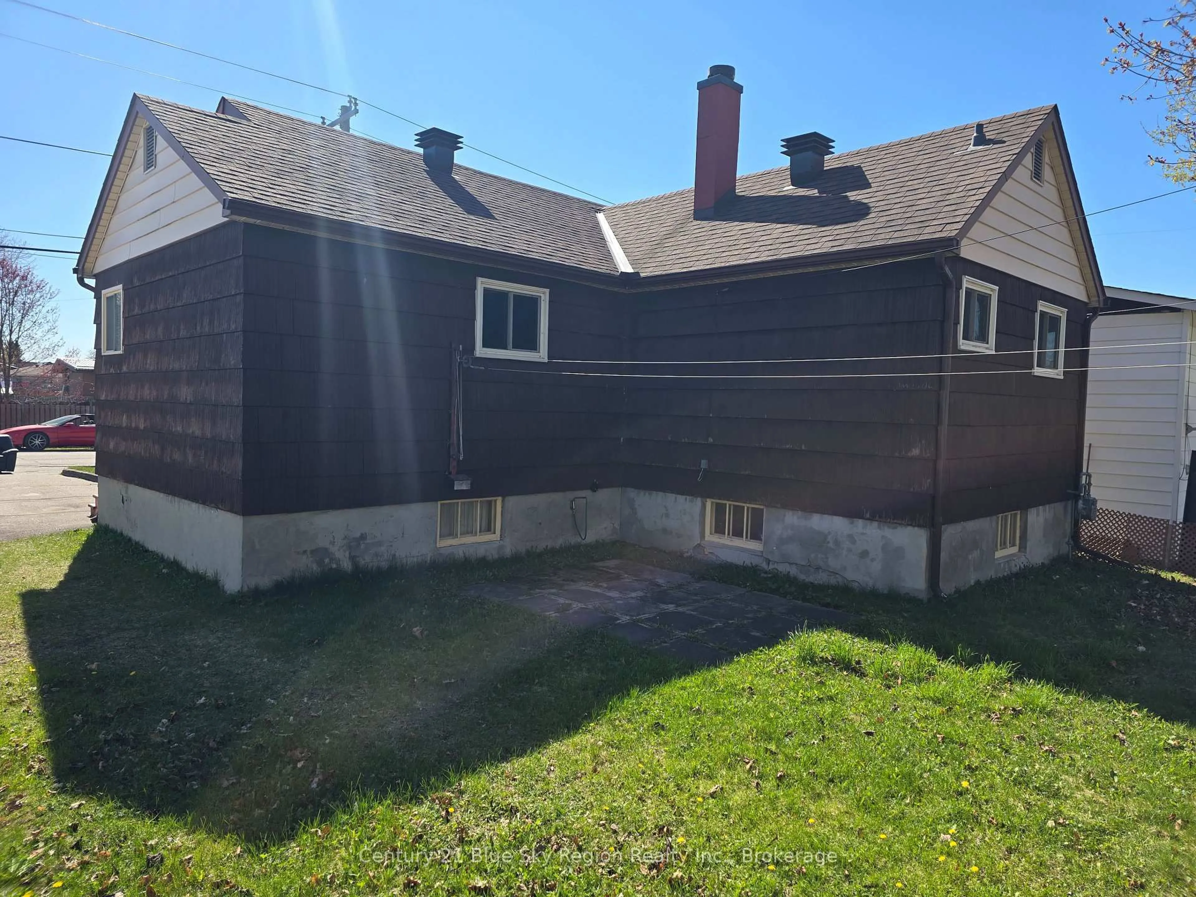 A pic from outside/outdoor area/front of a property/back of a property/a pic from drone, building for 1015 Browning St, North Bay Ontario P1B 3R4