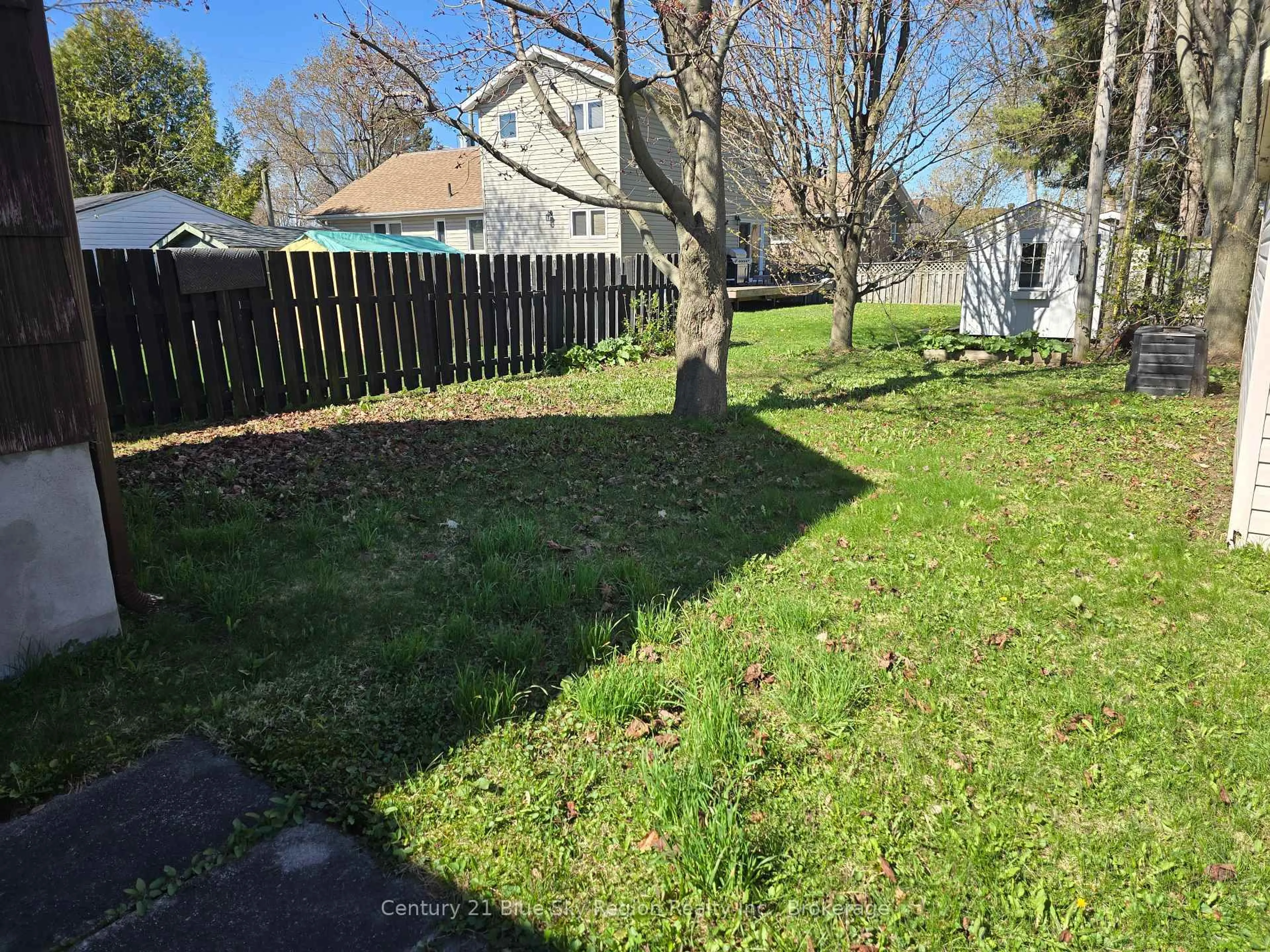 A pic from outside/outdoor area/front of a property/back of a property/a pic from drone, street for 1015 Browning St, North Bay Ontario P1B 3R4