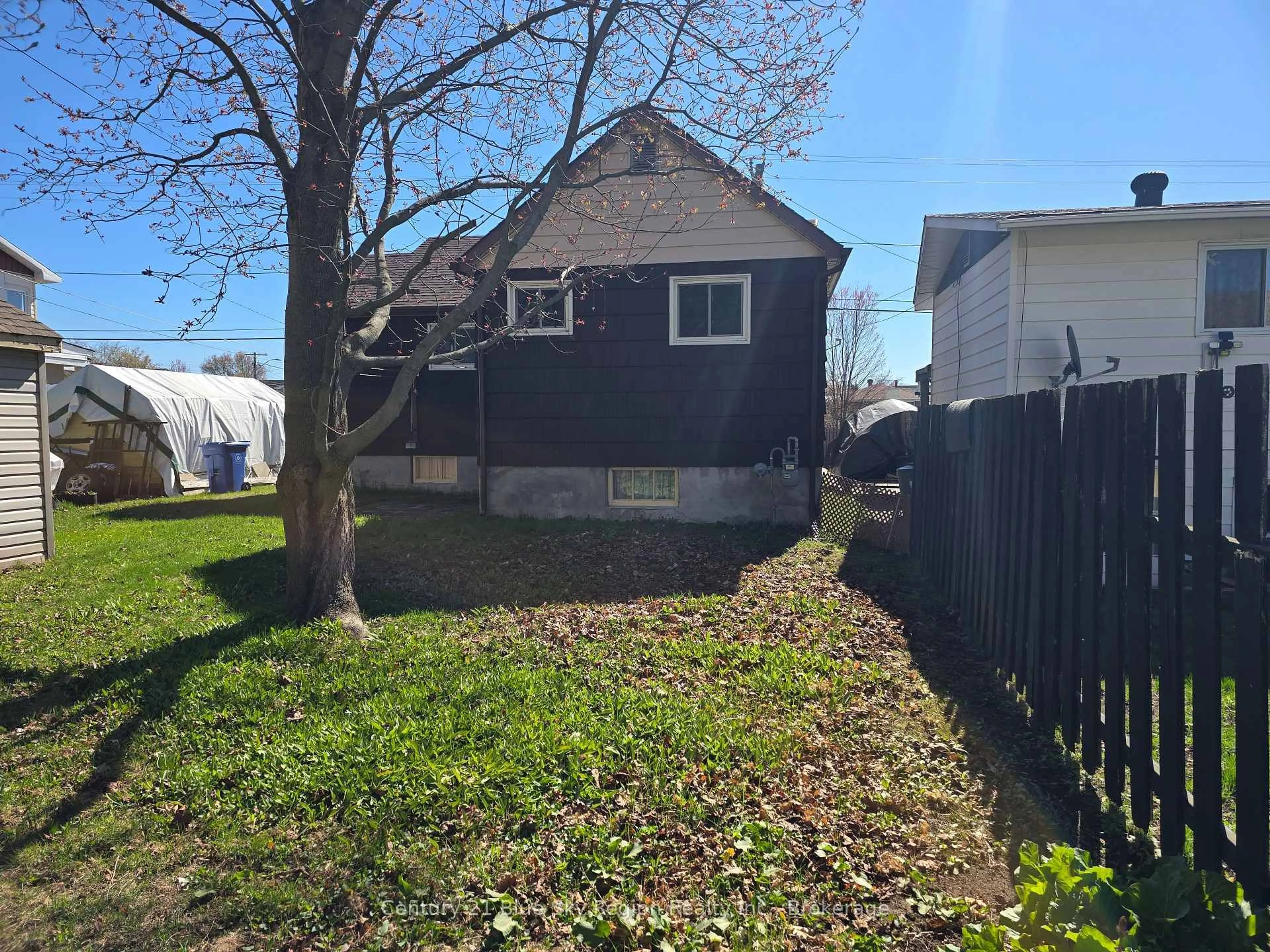 Shed for 1015 Browning St, North Bay Ontario P1B 3R4