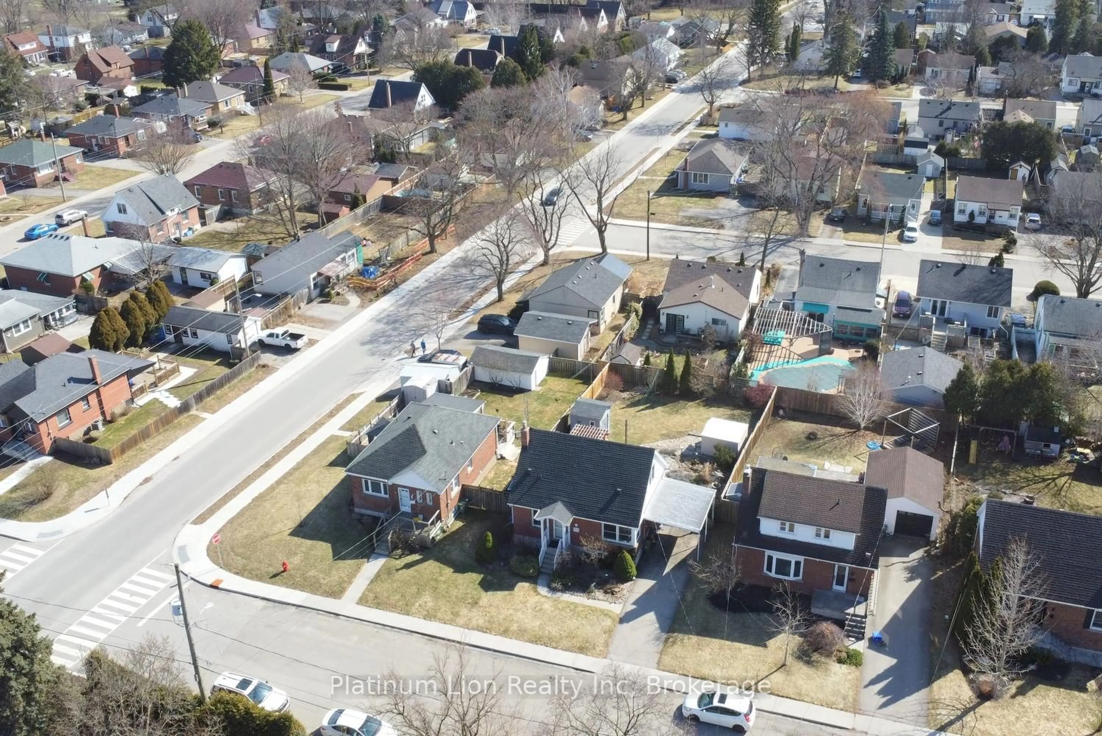 A pic from outside/outdoor area/front of a property/back of a property/a pic from drone, street for 7 Cairns Ave, Hamilton Ontario L9H 1G2
