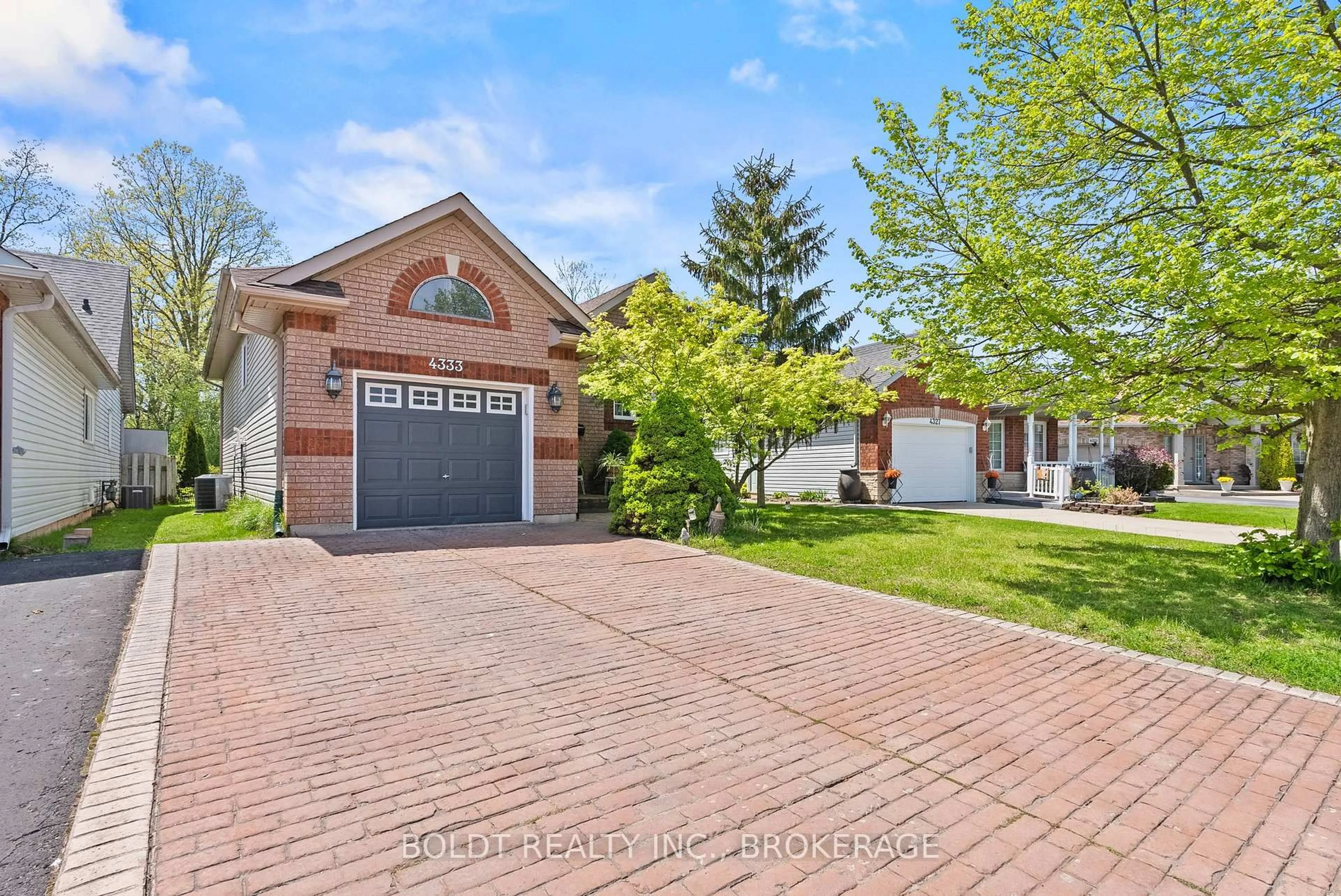 Home with brick exterior material, street for 4333 Southerland Crt, Niagara Falls Ontario L2G 7W4