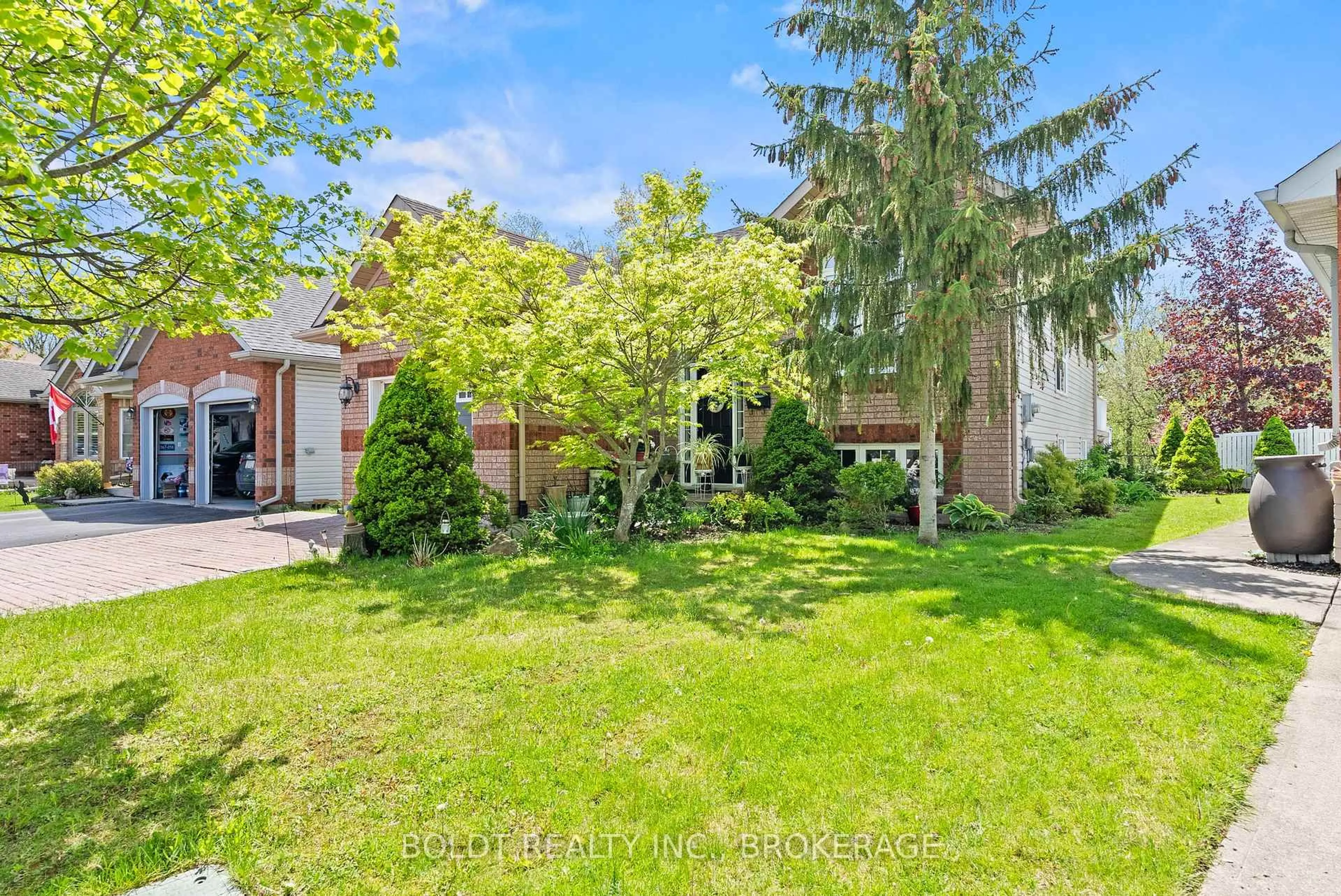 A pic from outside/outdoor area/front of a property/back of a property/a pic from drone, street for 4333 Southerland Crt, Niagara Falls Ontario L2G 7W4