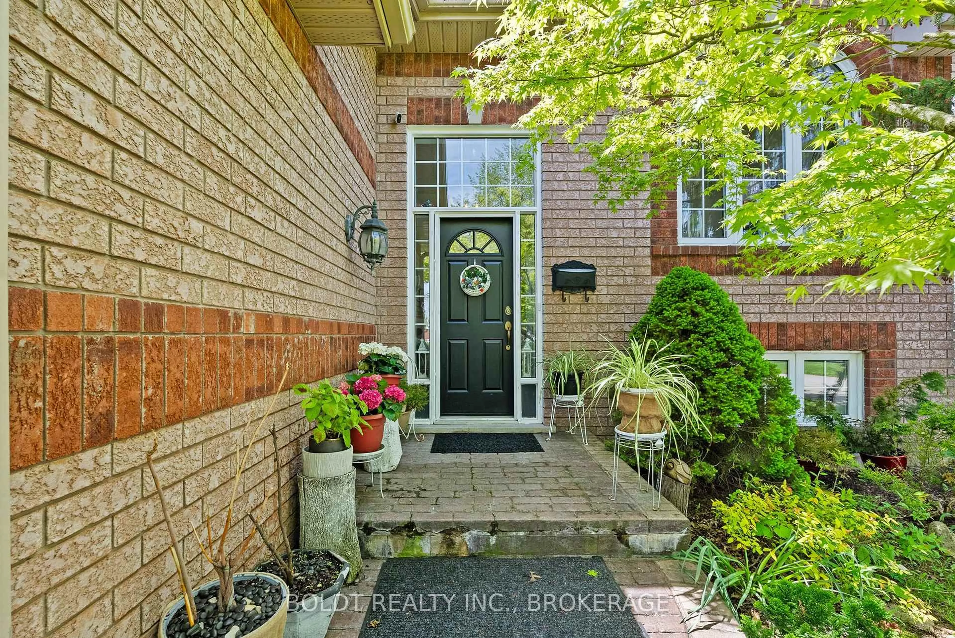 Indoor entryway for 4333 Southerland Crt, Niagara Falls Ontario L2G 7W4