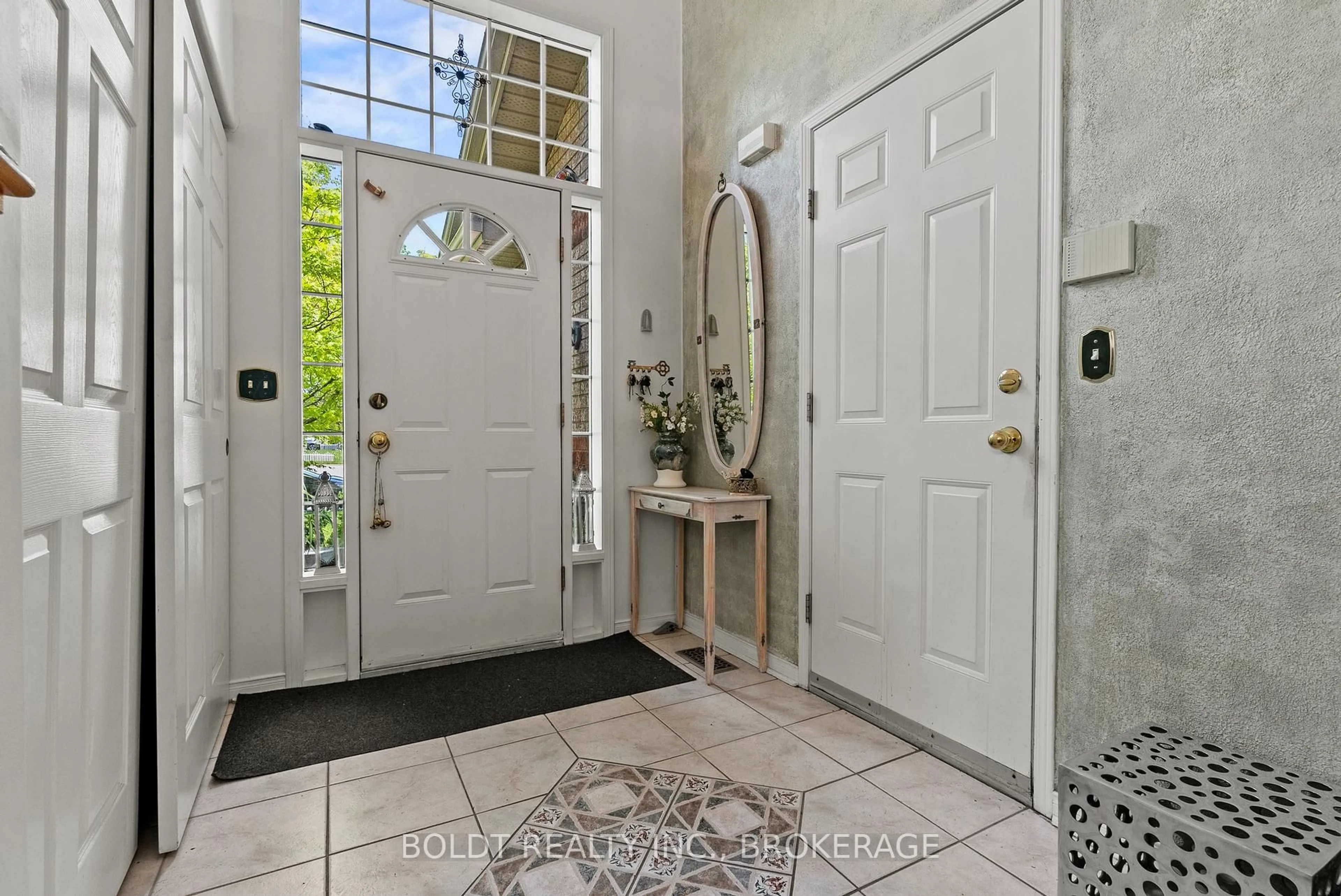 Indoor entryway for 4333 Southerland Crt, Niagara Falls Ontario L2G 7W4