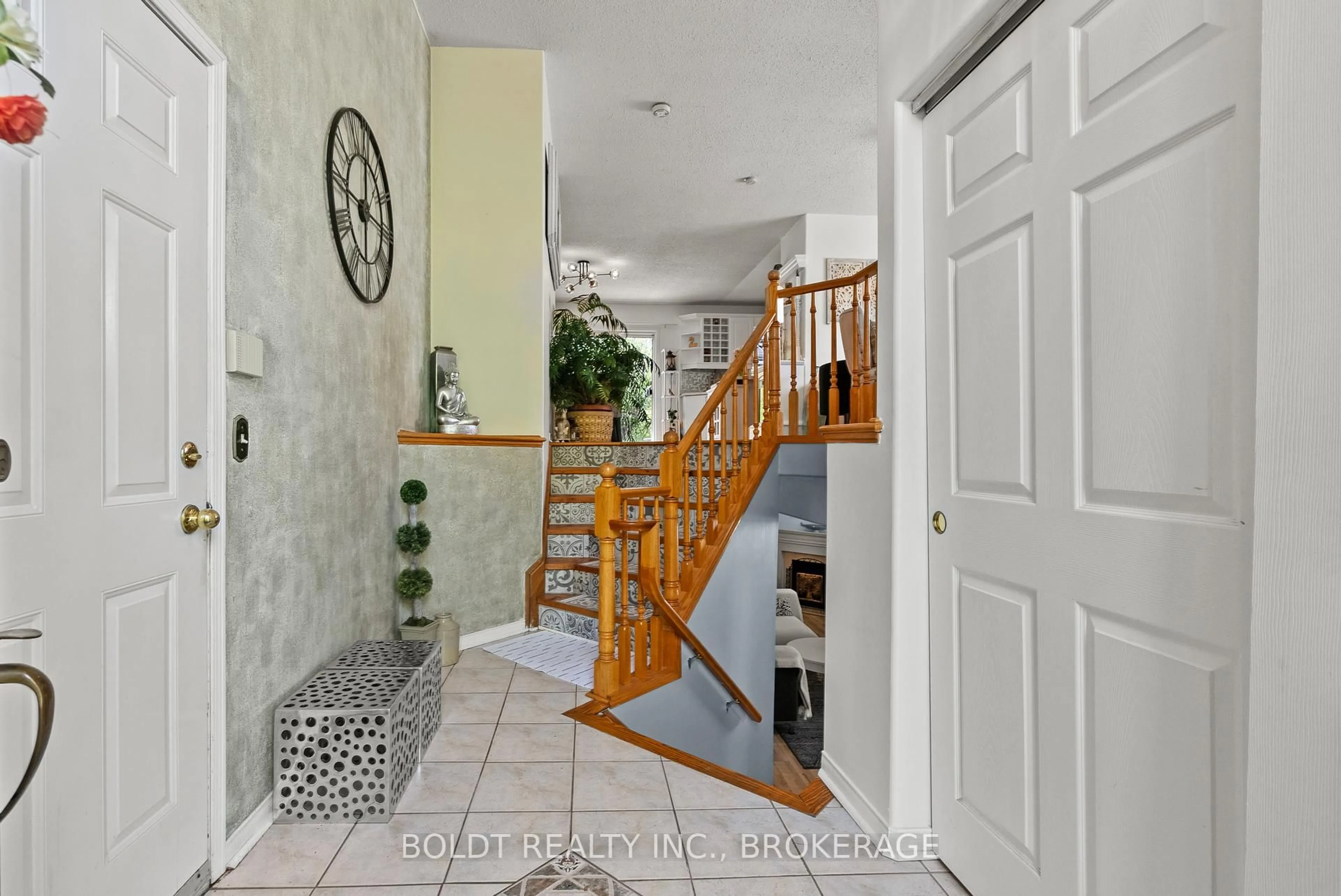 Indoor entryway for 4333 Southerland Crt, Niagara Falls Ontario L2G 7W4