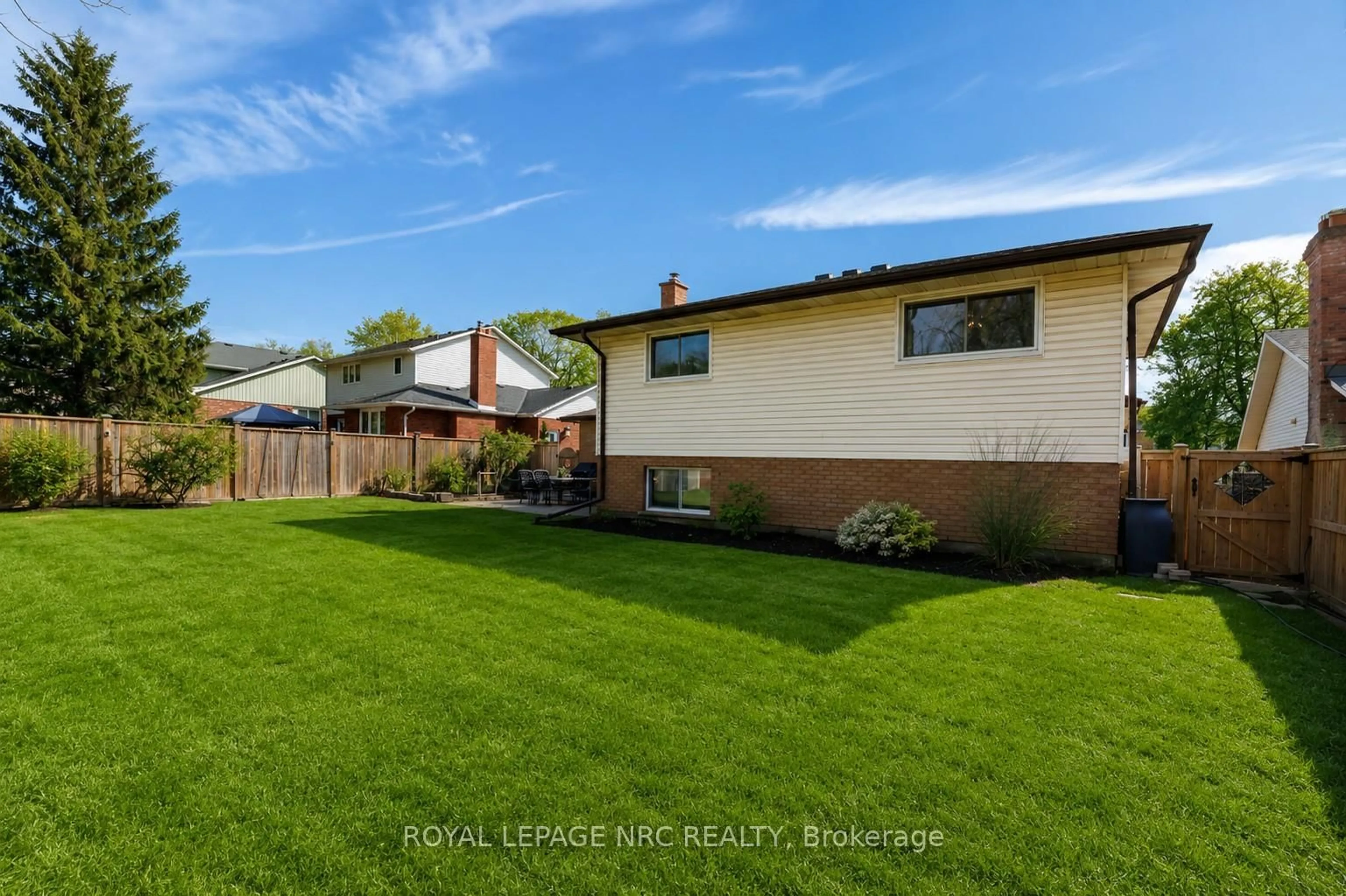 A pic from outside/outdoor area/front of a property/back of a property/a pic from drone, street for 60 Millbridge Cres, Pelham Ontario L3E 0E8