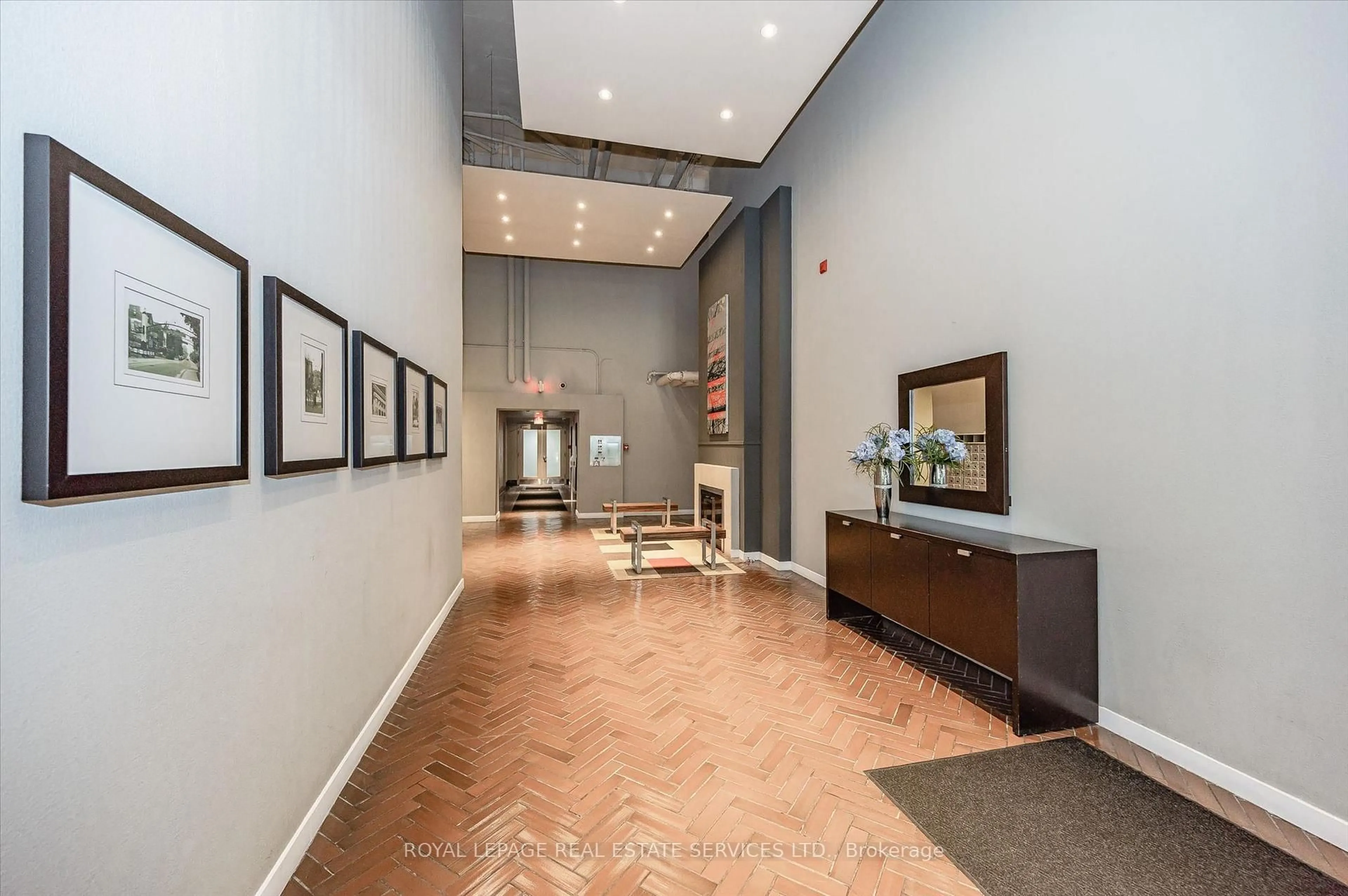 Indoor foyer for 66 Bay St #401, Hamilton Ontario L8P 4Z6