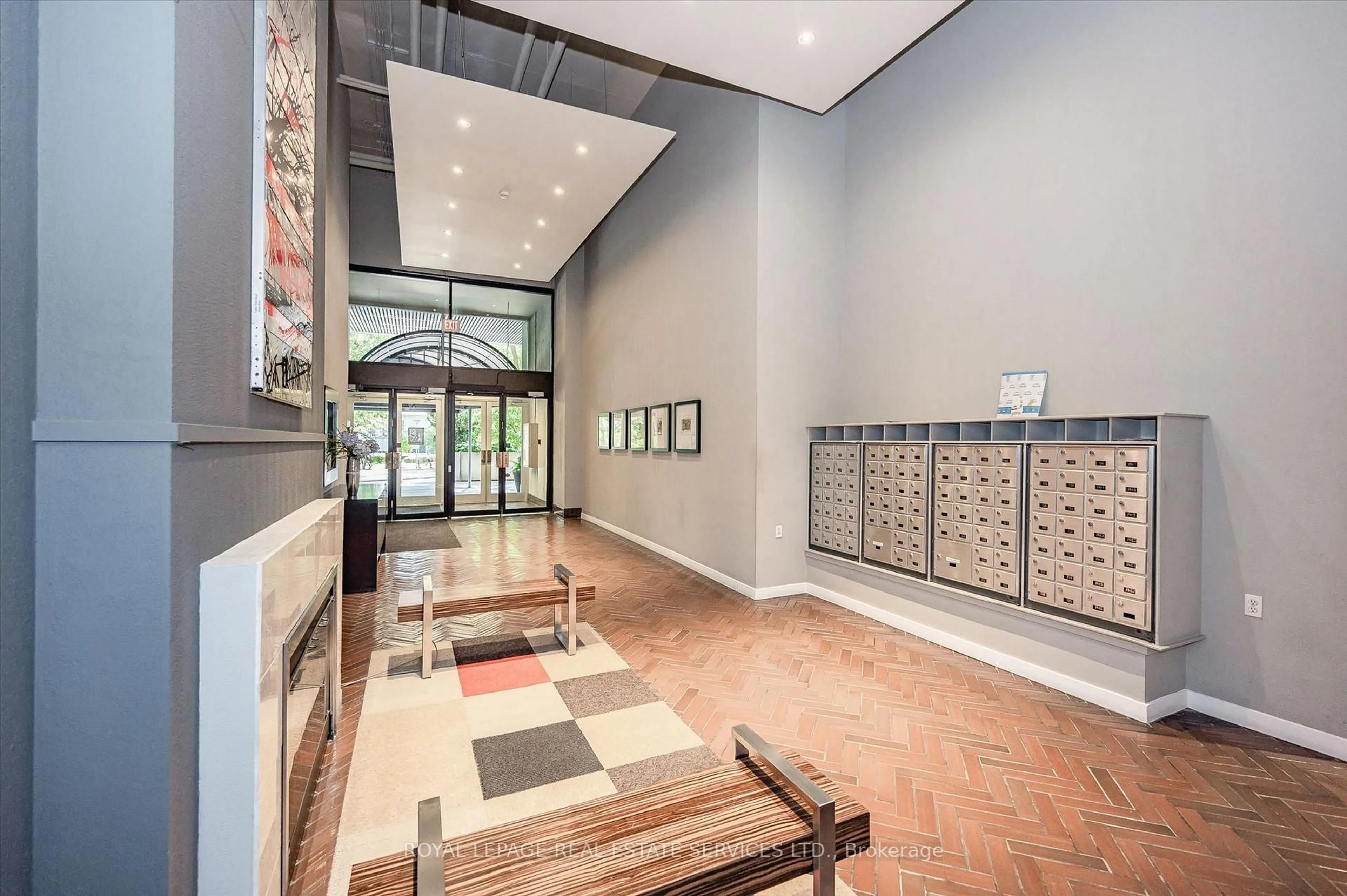 Indoor foyer for 66 Bay St #401, Hamilton Ontario L8P 4Z6