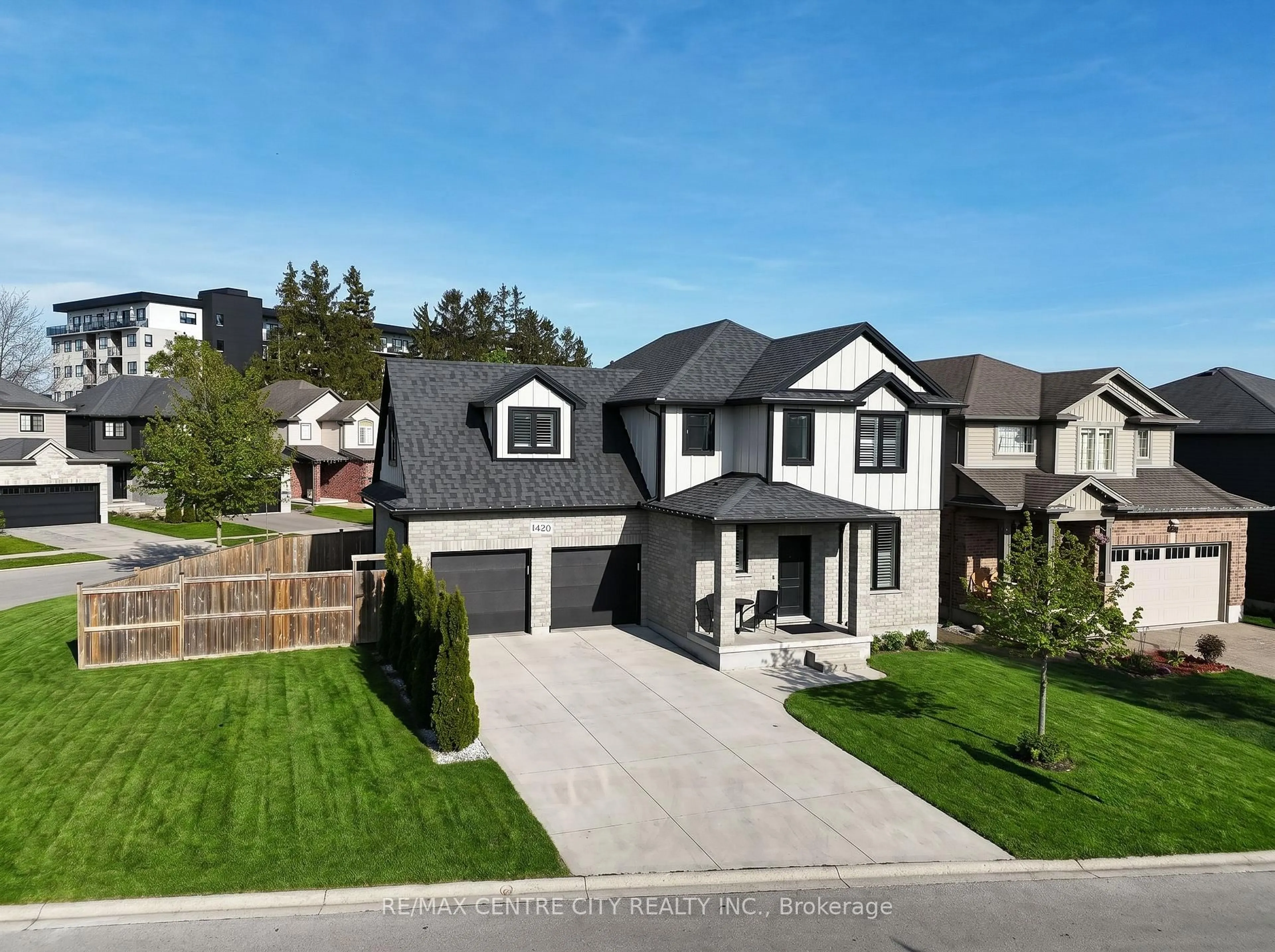 A pic from outside/outdoor area/front of a property/back of a property/a pic from drone, street for 1420 Howlett Circ, London North Ontario N5X 0K5