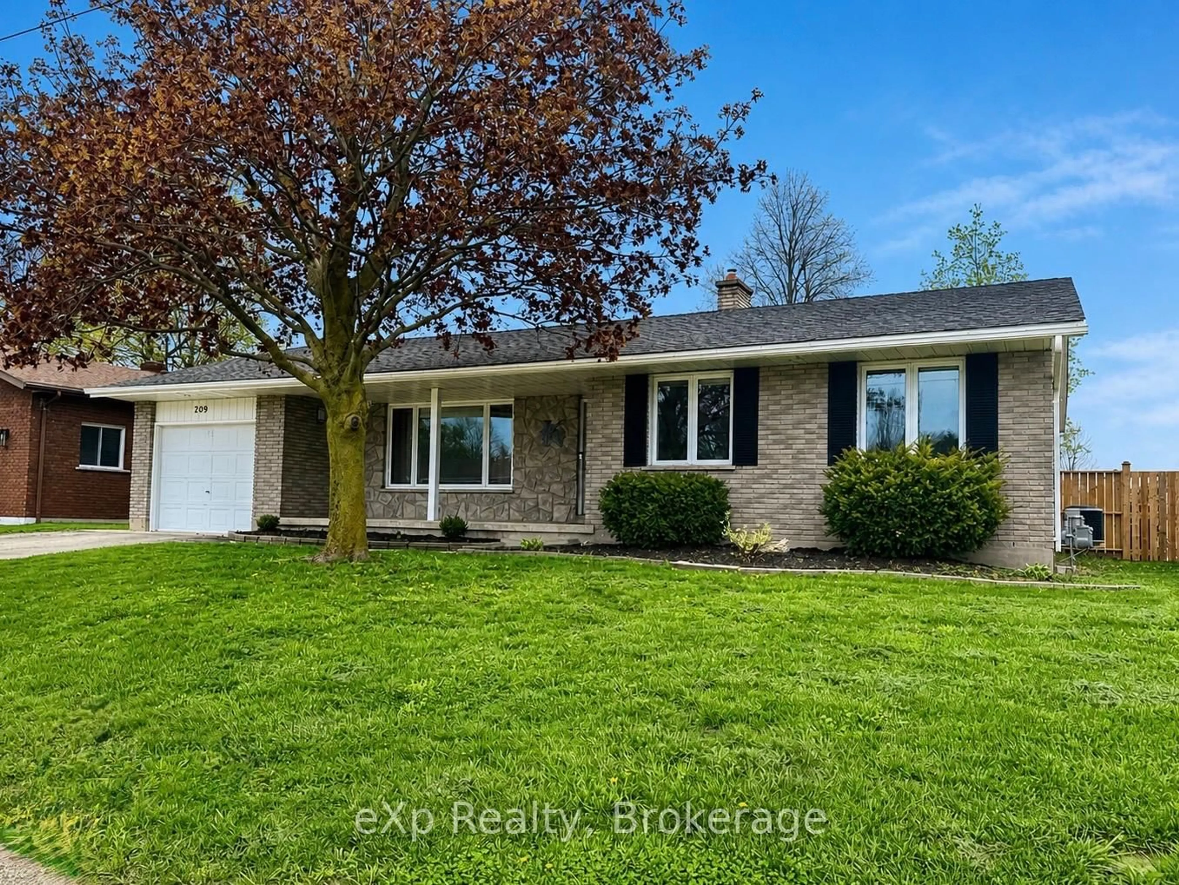 Home with vinyl exterior material, street for 209 15th Ave, Hanover Ontario N4N 3E1