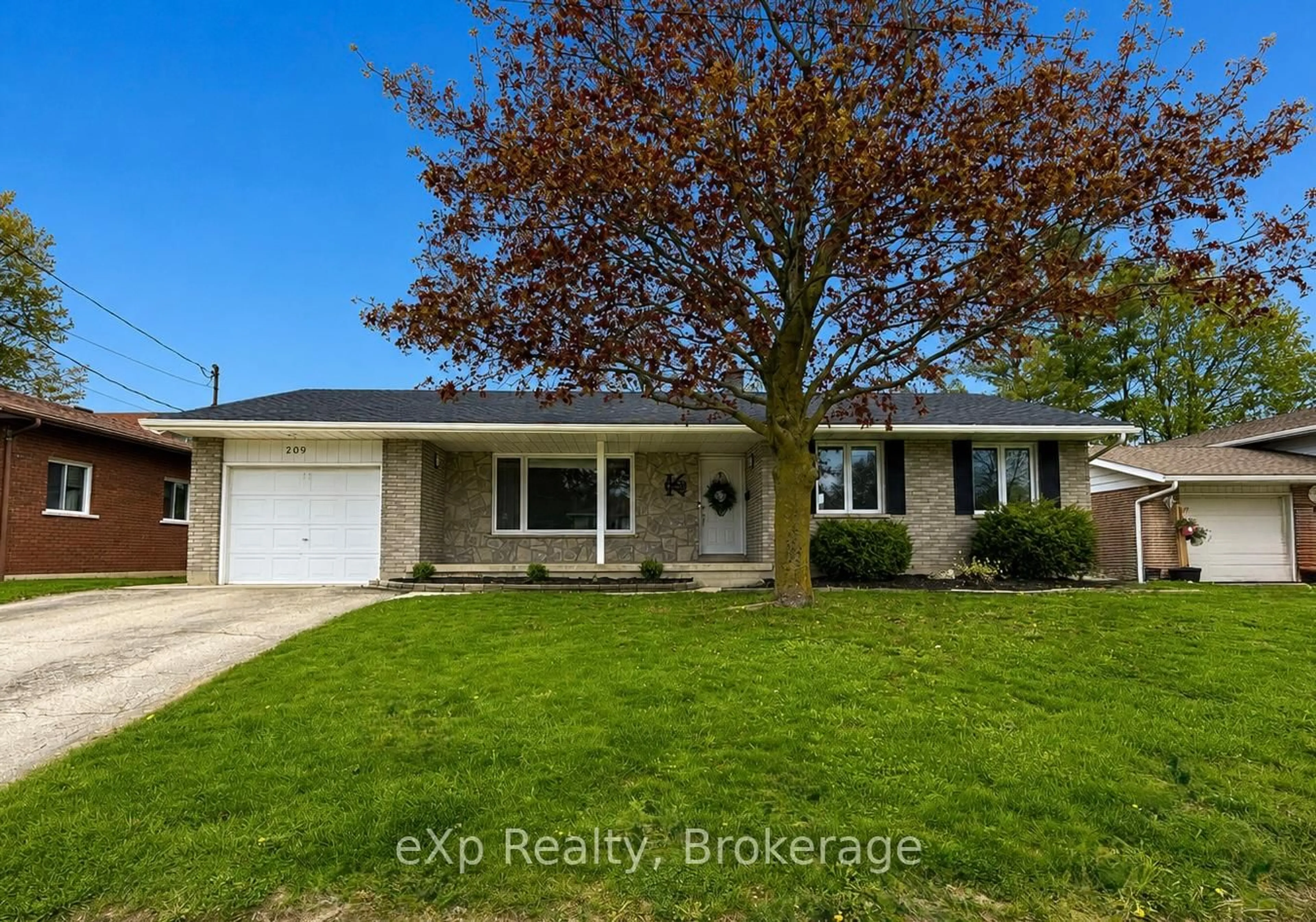 Home with vinyl exterior material, street for 209 15th Ave, Hanover Ontario N4N 3E1