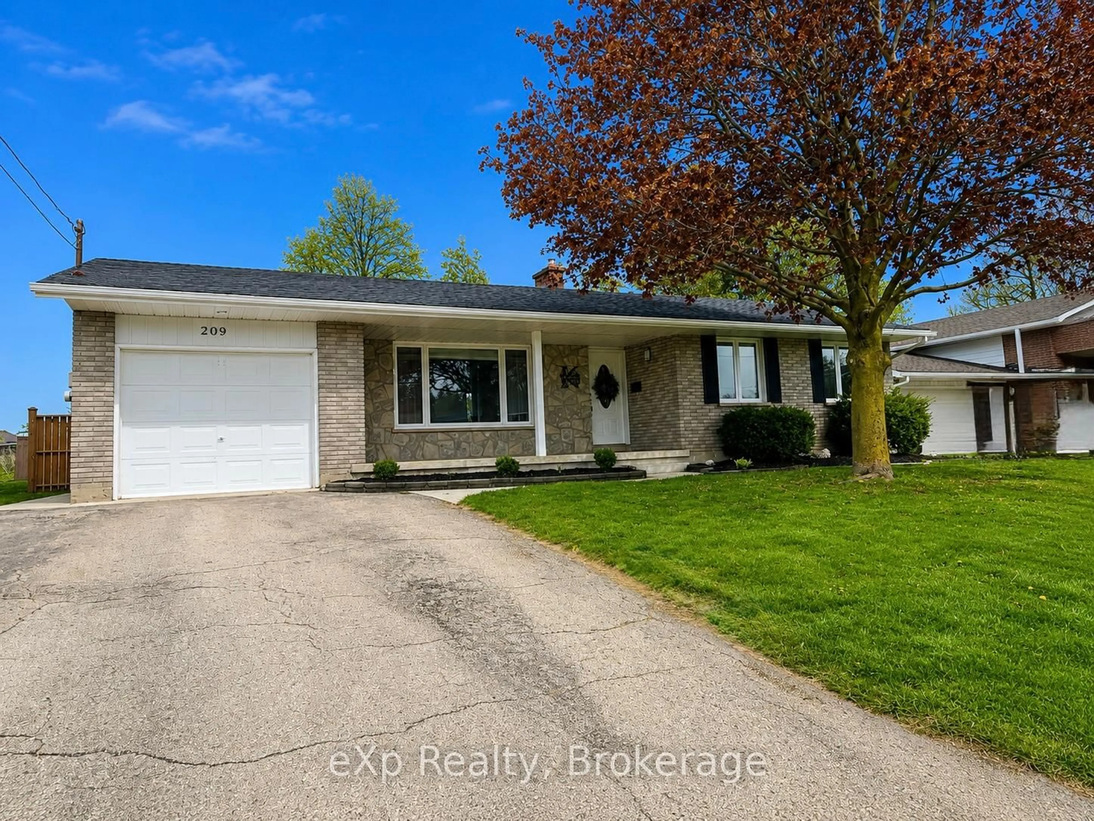 Home with vinyl exterior material, street for 209 15th Ave, Hanover Ontario N4N 3E1