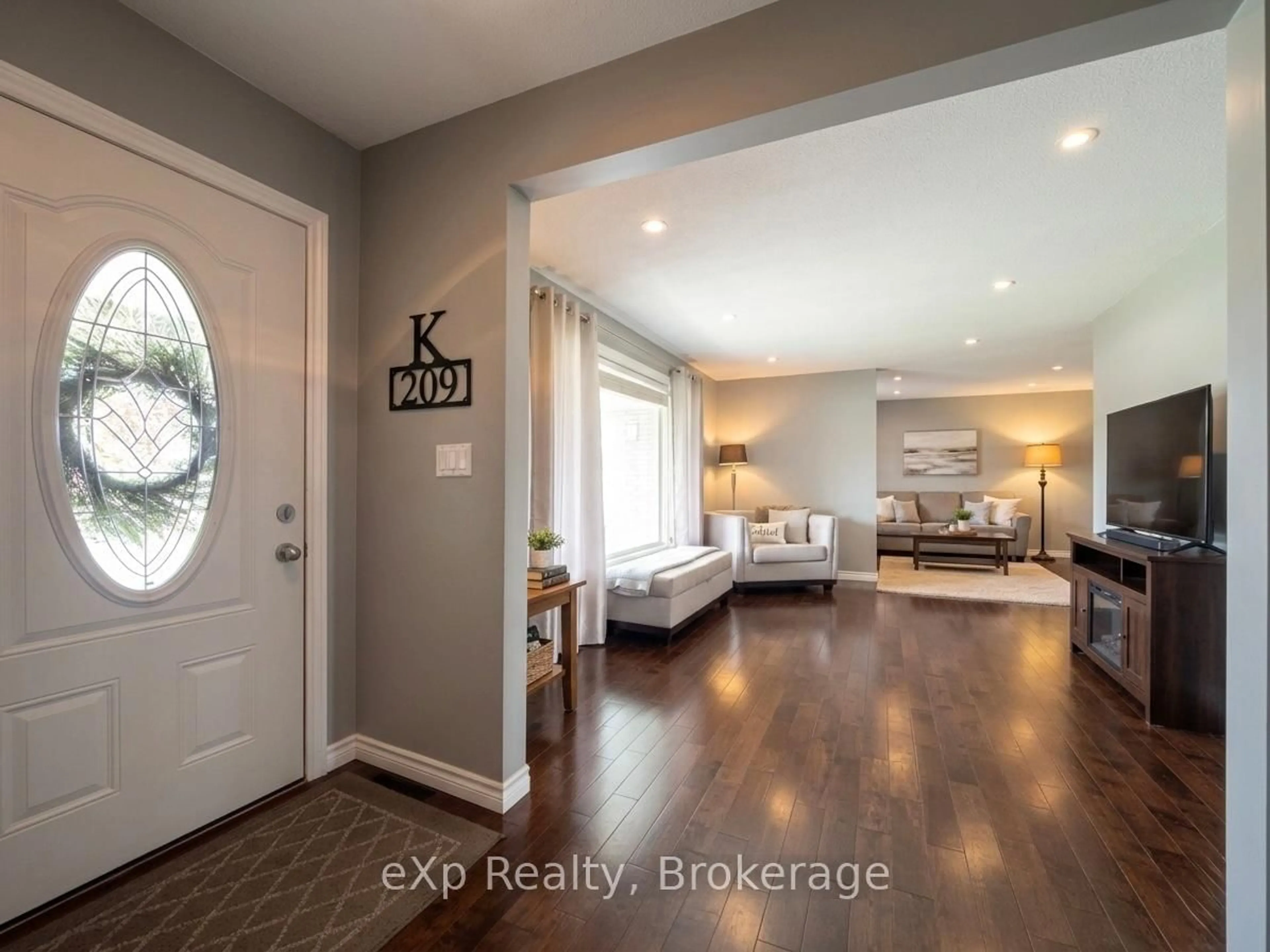 Indoor entryway for 209 15th Ave, Hanover Ontario N4N 3E1