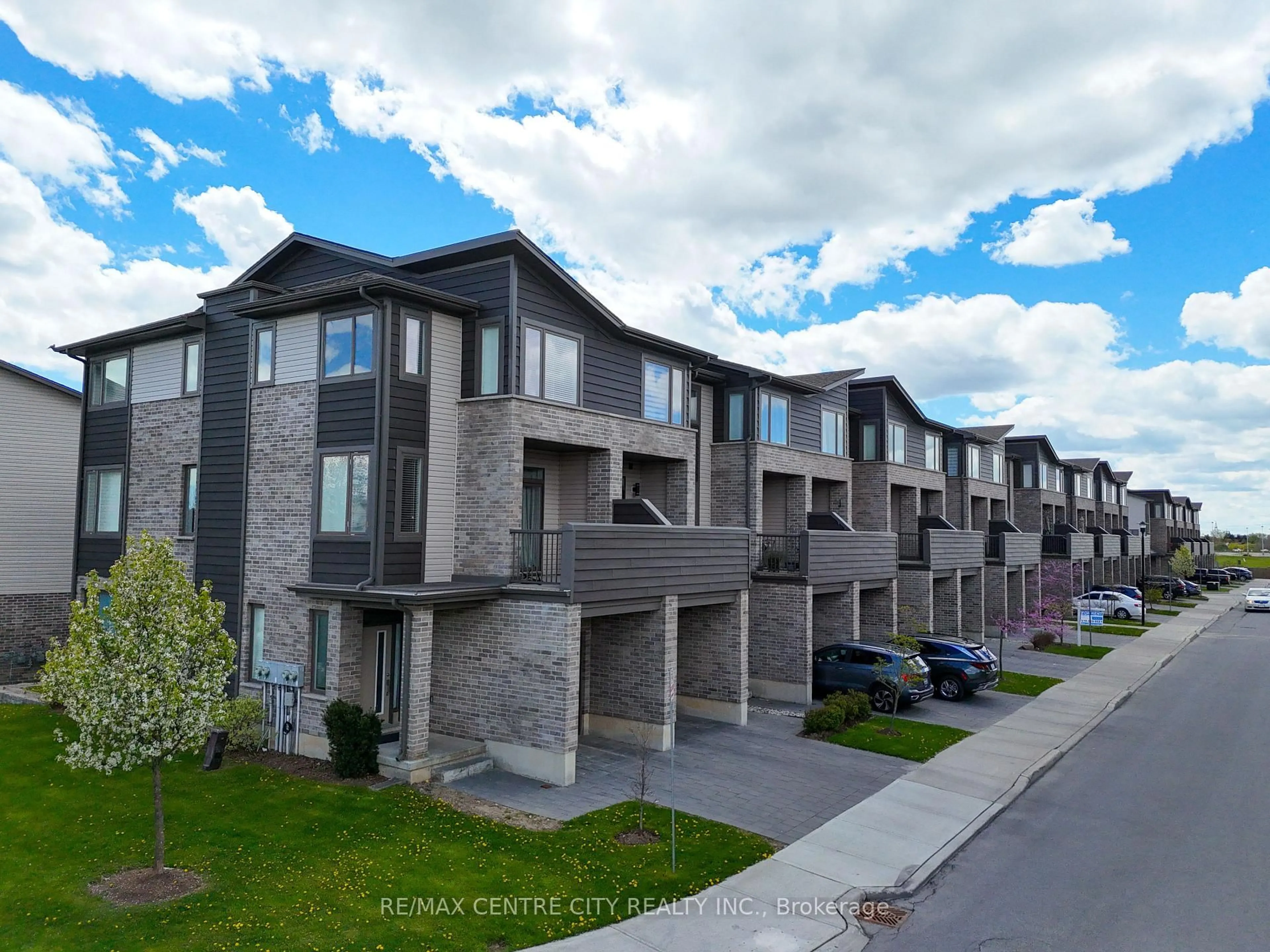 A pic from outside/outdoor area/front of a property/back of a property/a pic from drone, street for 2070 Meadowgate Blvd #4, London South Ontario N6M 0H5