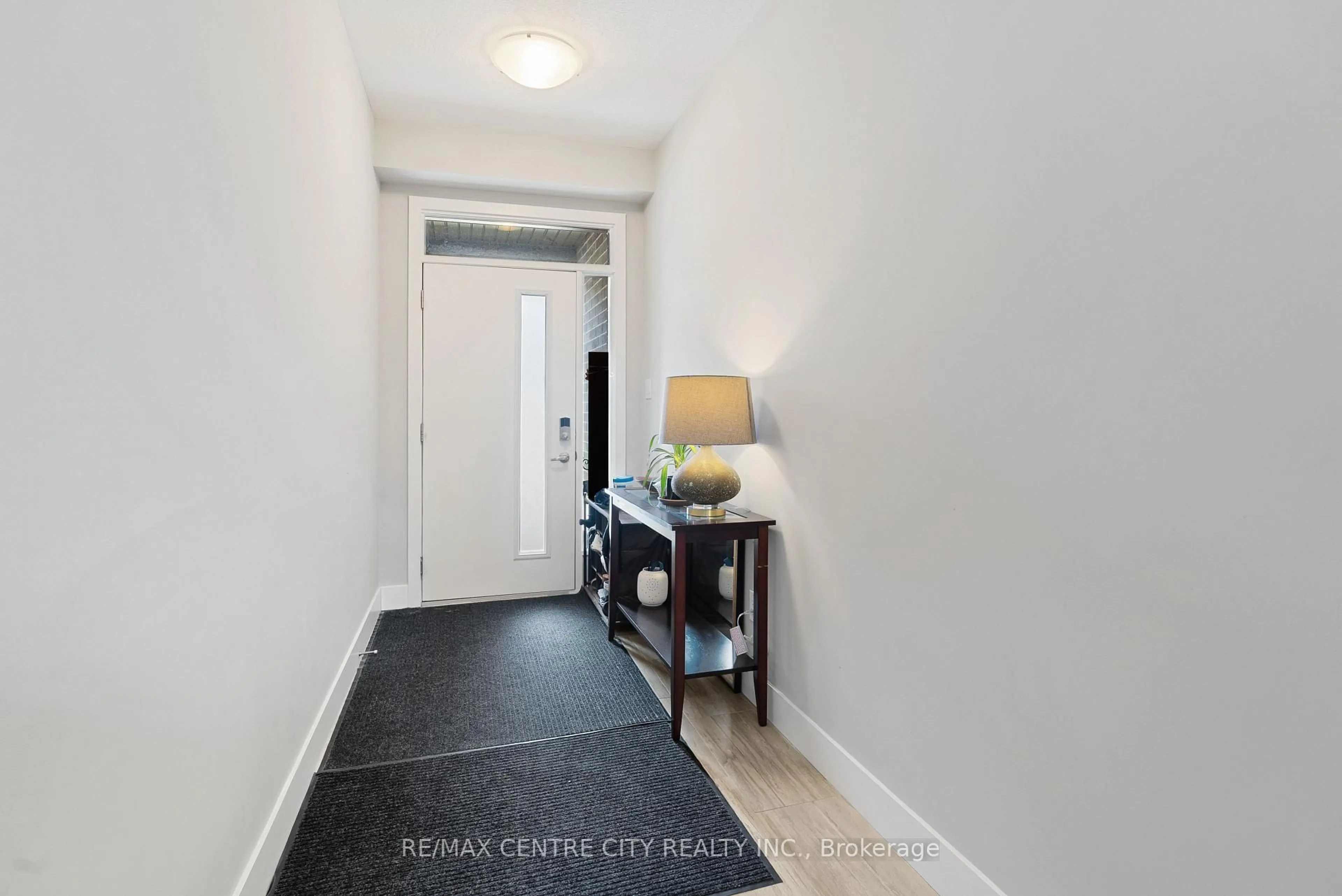 Indoor entryway for 2070 Meadowgate Blvd #4, London South Ontario N6M 0H5