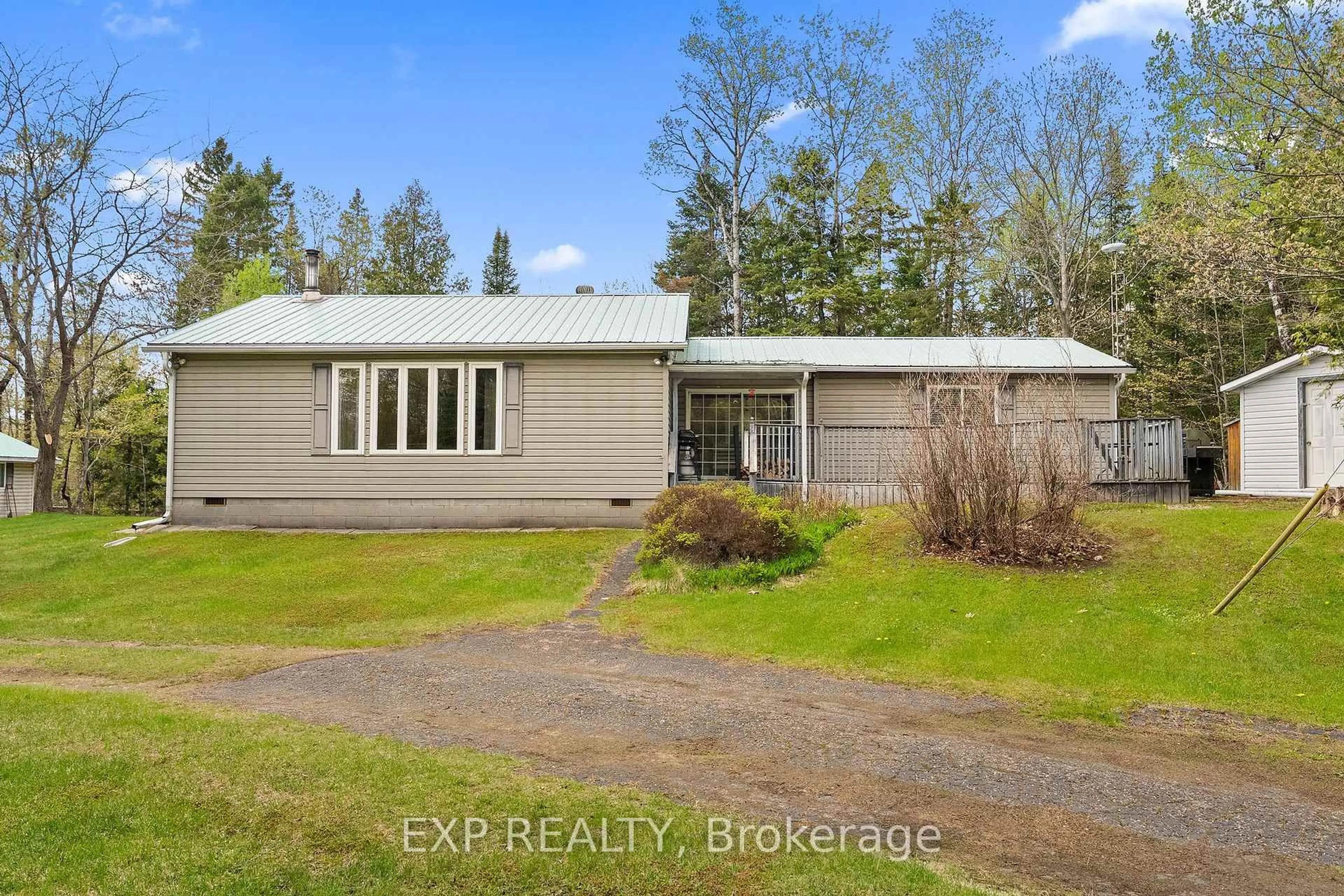 A pic from outside/outdoor area/front of a property/back of a property/a pic from drone, building for 6015 Centennial Dr, Griffith Ontario K0J 2R0