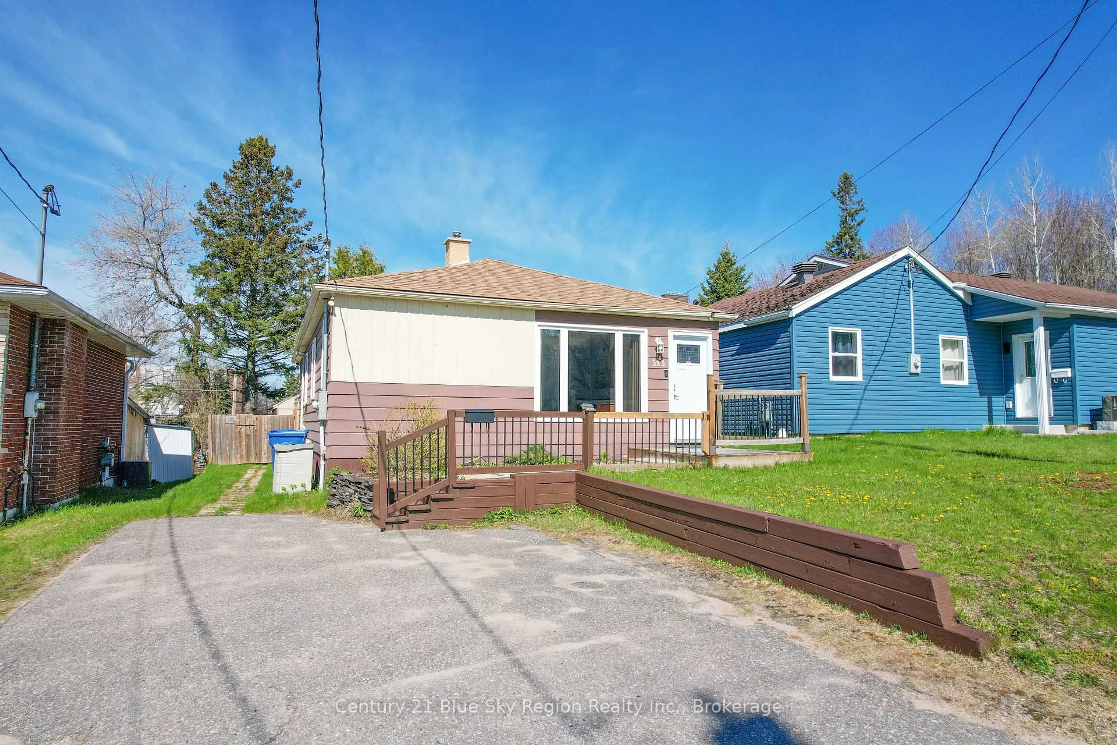 A pic from outside/outdoor area/front of a property/back of a property/a pic from drone, street for 513 BRENNAN St, North Bay Ontario P1B 6J9
