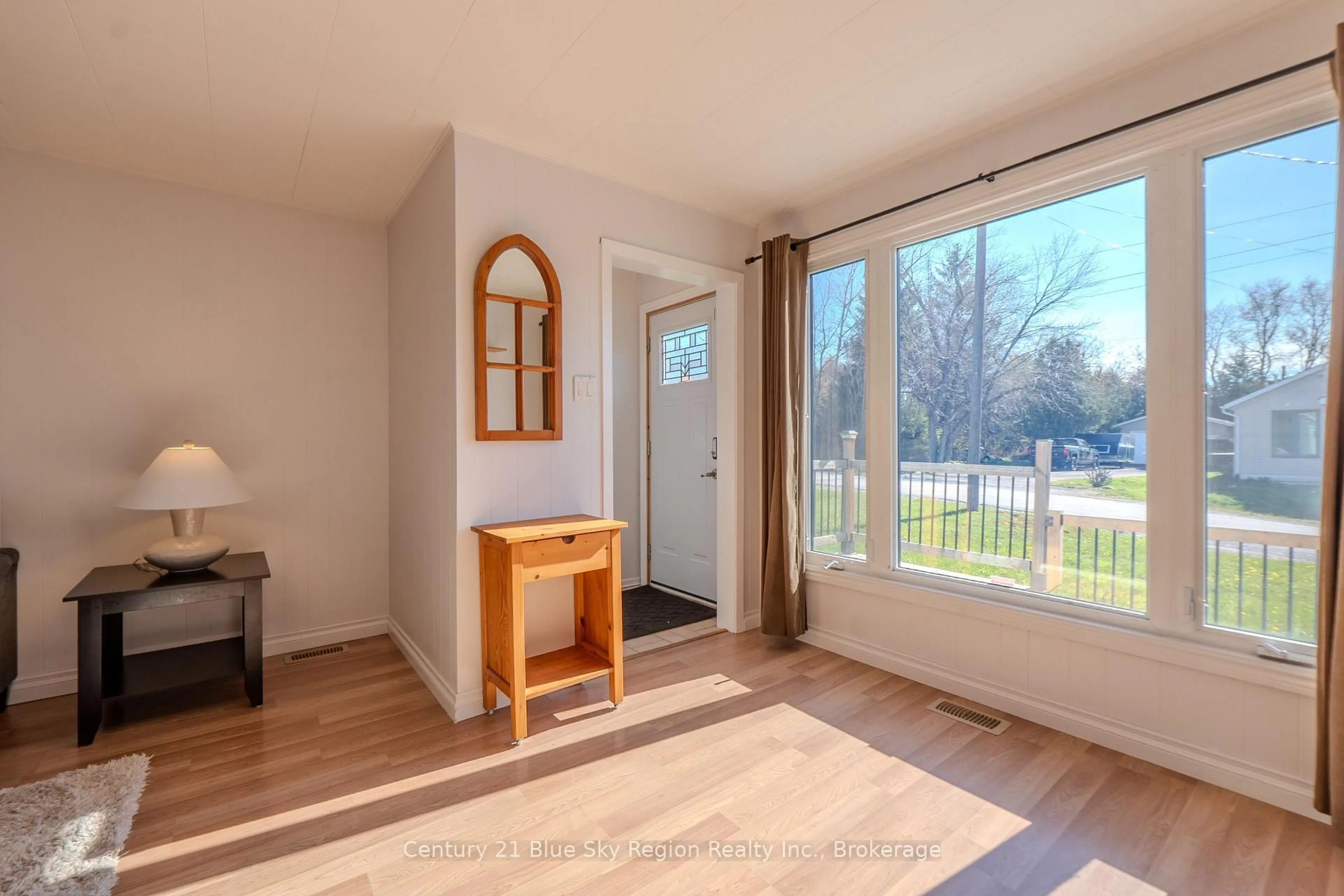 Indoor entryway for 513 BRENNAN St, North Bay Ontario P1B 6J9