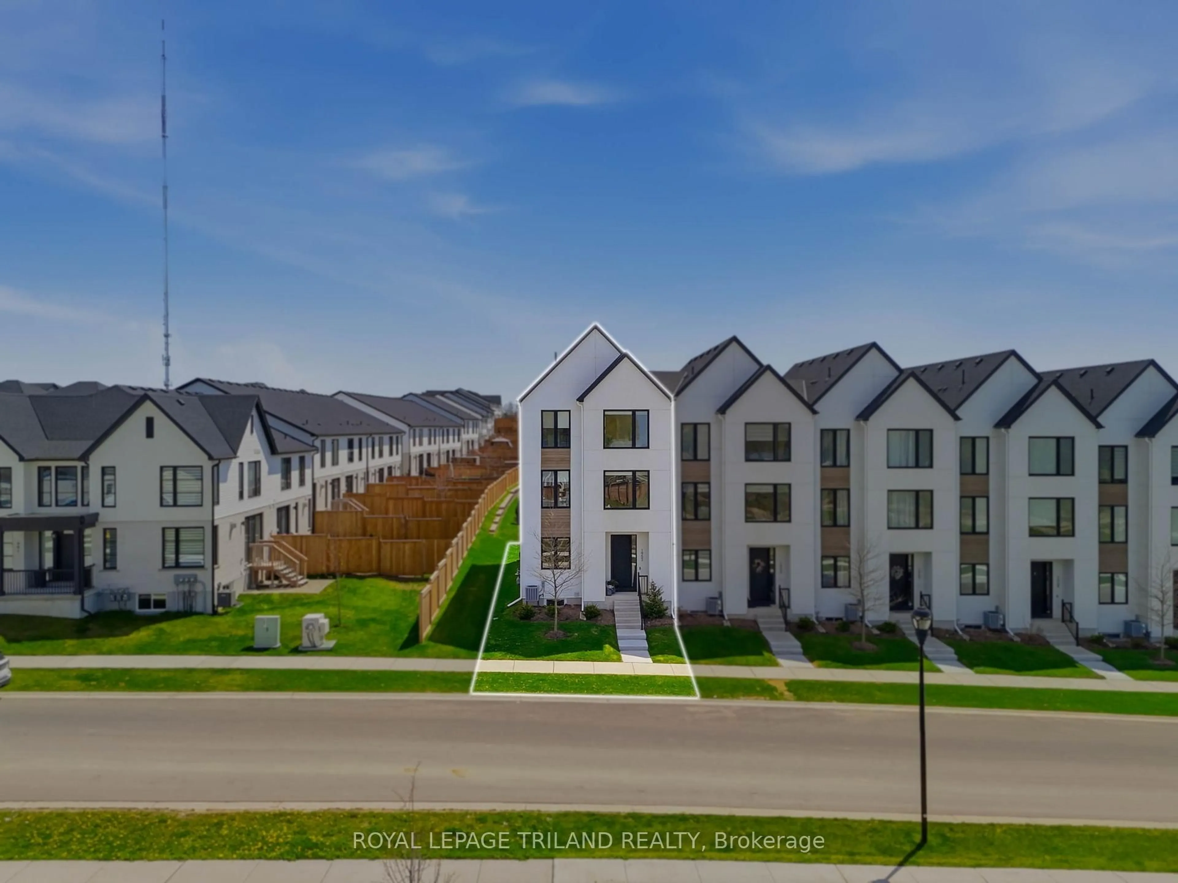A pic from outside/outdoor area/front of a property/back of a property/a pic from drone, unknown for 1953 UPPERPOINT Gate, London South Ontario N6K 0L2