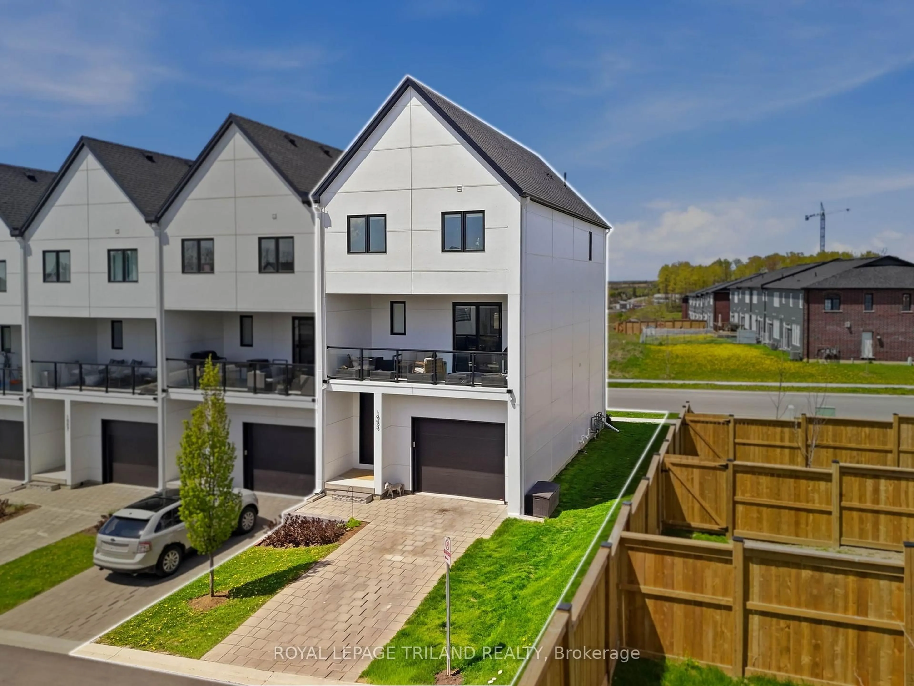 A pic from outside/outdoor area/front of a property/back of a property/a pic from drone, street for 1953 UPPERPOINT Gate, London South Ontario N6K 0L2