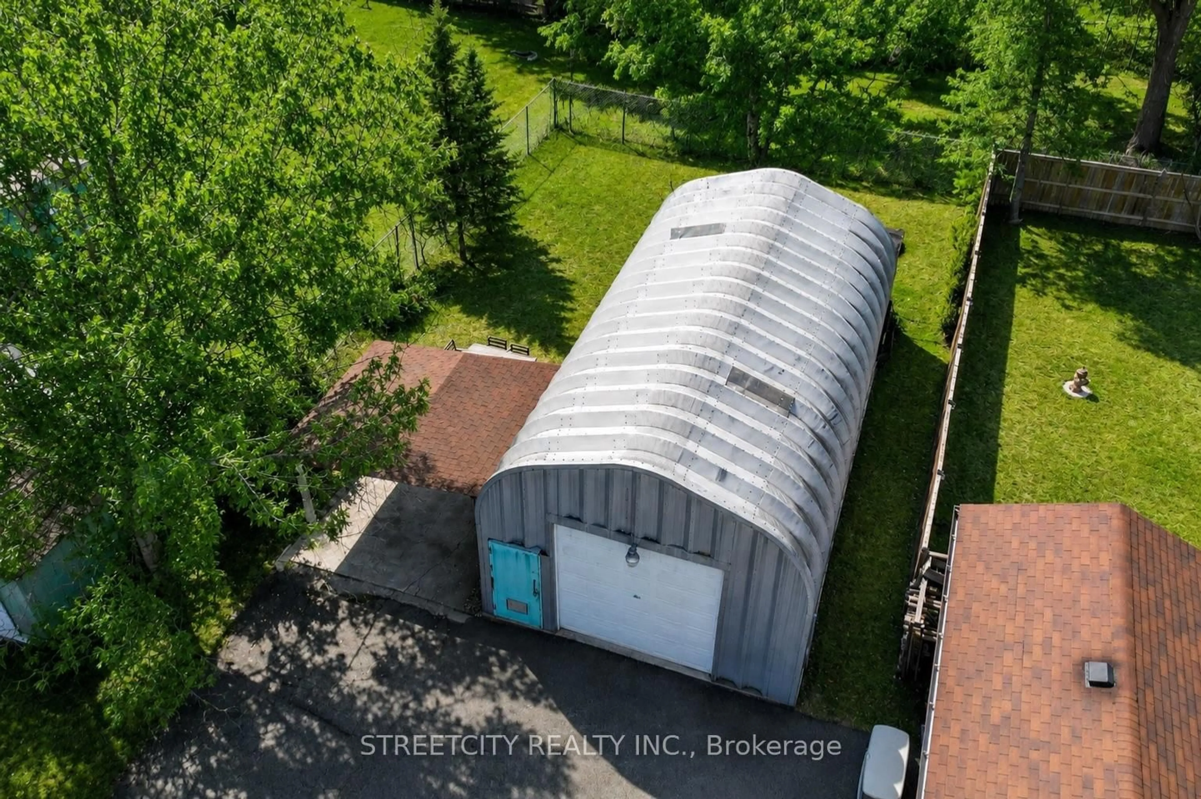 A pic from outside/outdoor area/front of a property/back of a property/a pic from drone, building for 483 Clarke Rd, London East Ontario N5V 2C8