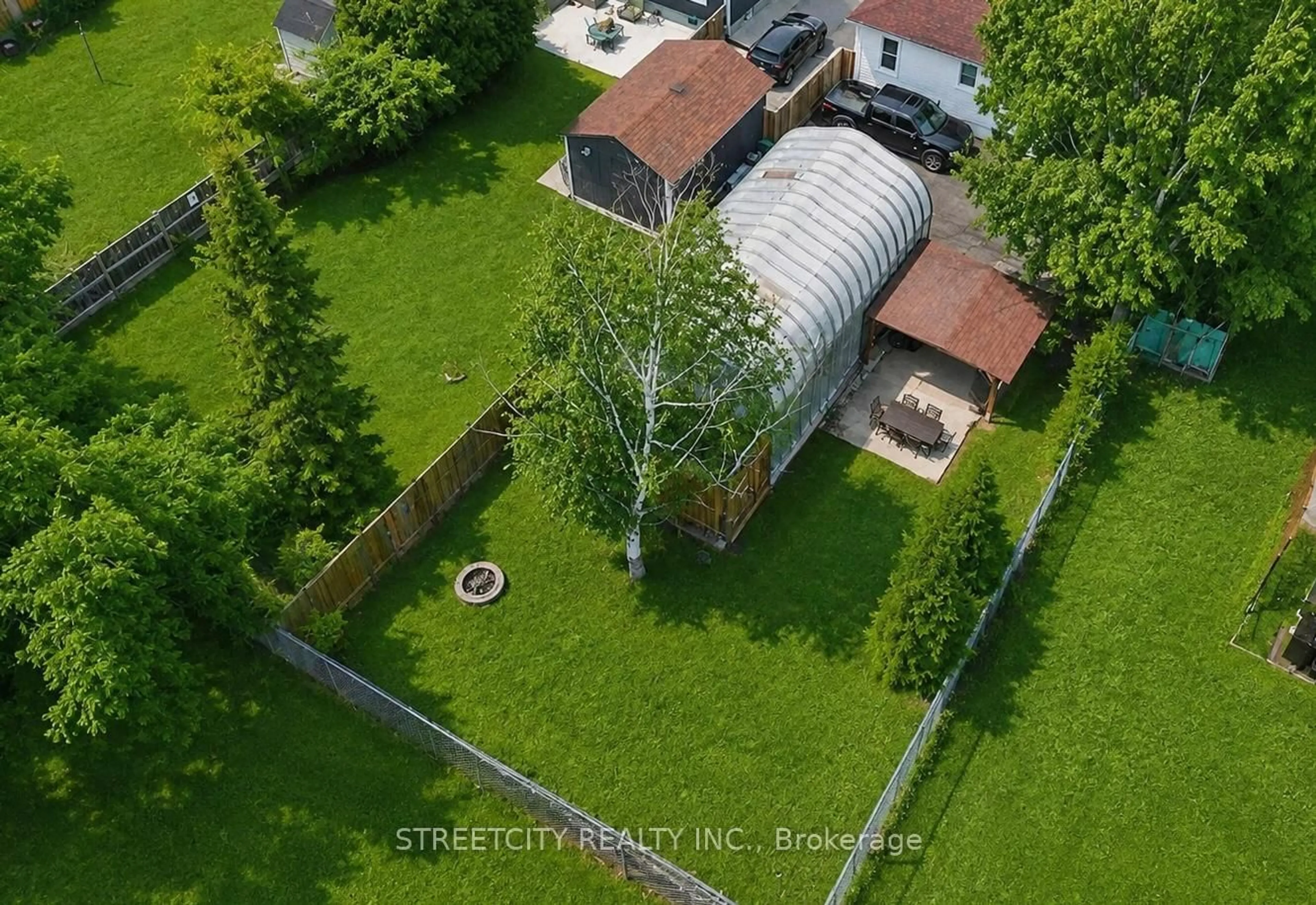 A pic from outside/outdoor area/front of a property/back of a property/a pic from drone, street for 483 Clarke Rd, London East Ontario N5V 2C8