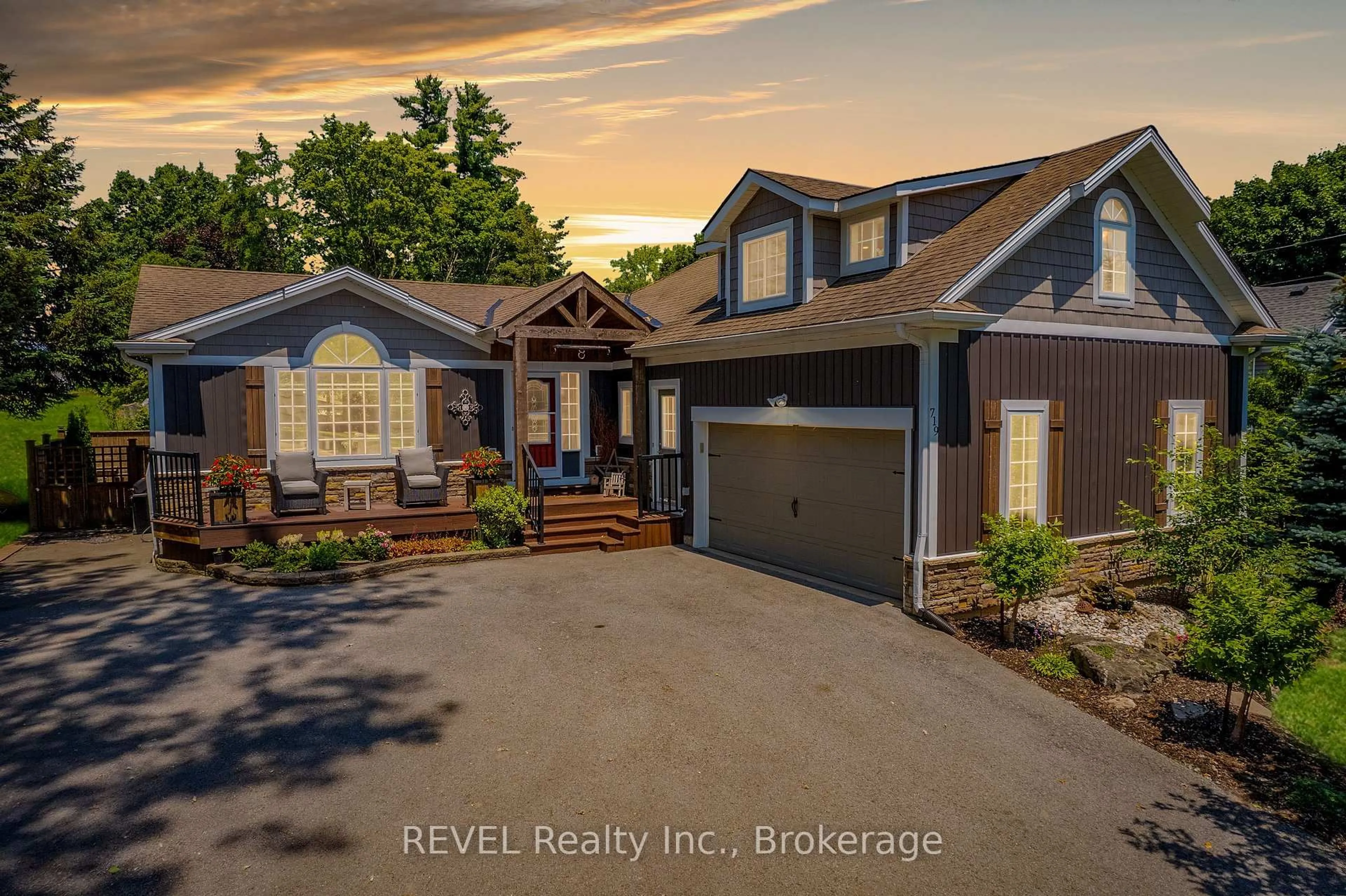A pic from outside/outdoor area/front of a property/back of a property/a pic from drone, water/lake/river/ocean view for 719 Welland Rd, Pelham Ontario L0S 1C0