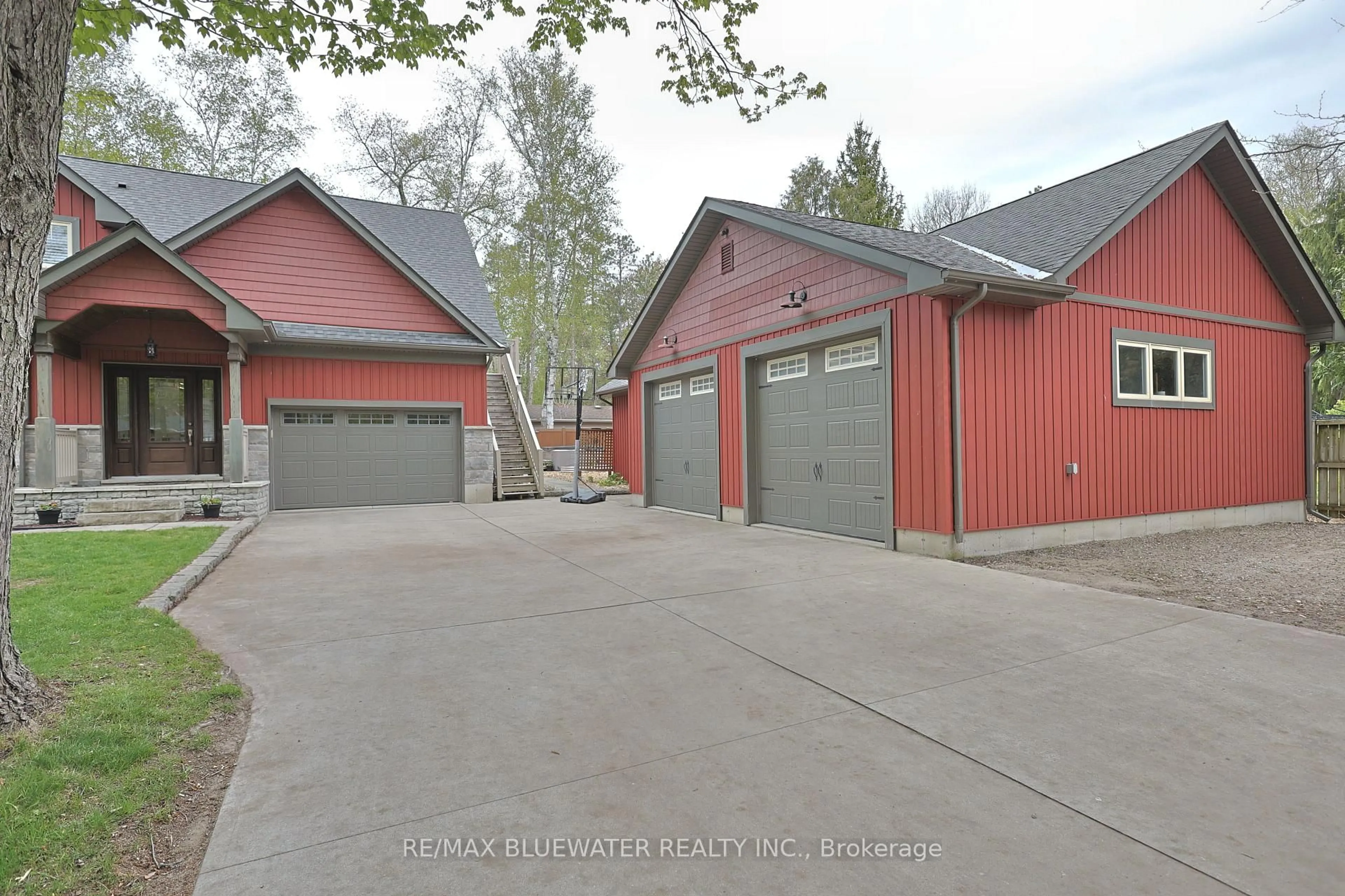 Indoor garage for 6436 Robert Ave, Lambton Shores Ontario N0N 1J2