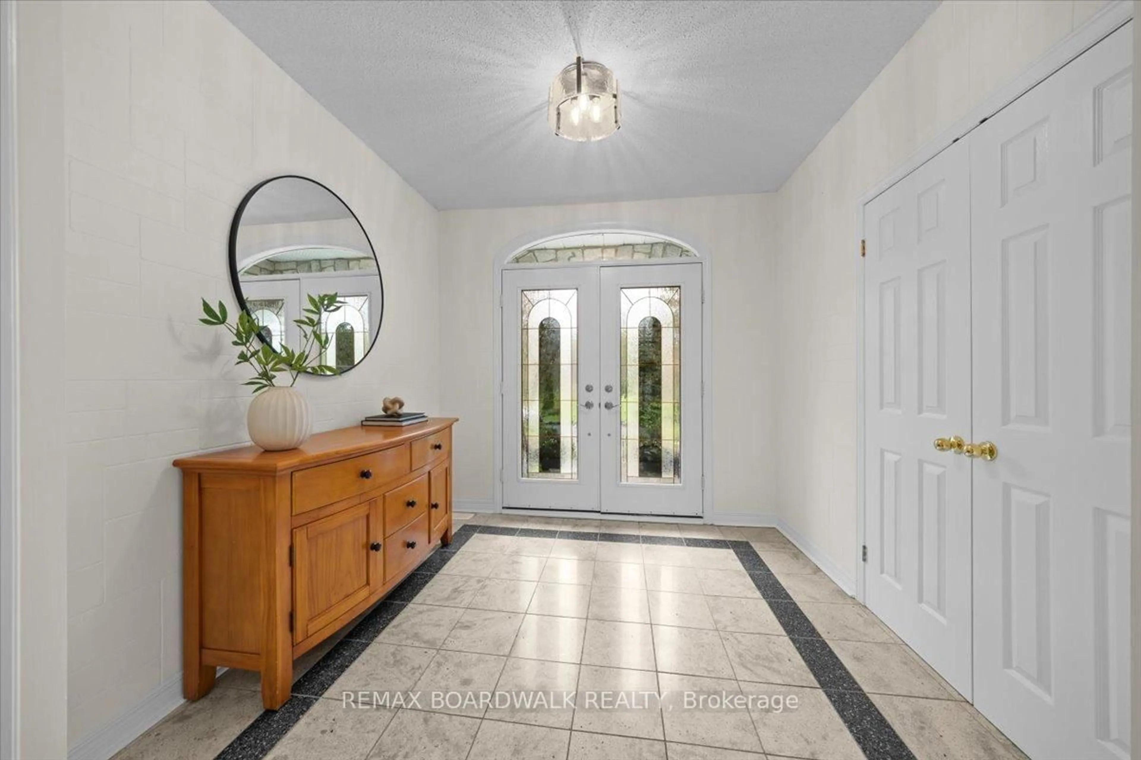 Indoor entryway for 1520 Royal Orchard Dr, Ottawa Ontario K4C 1A9
