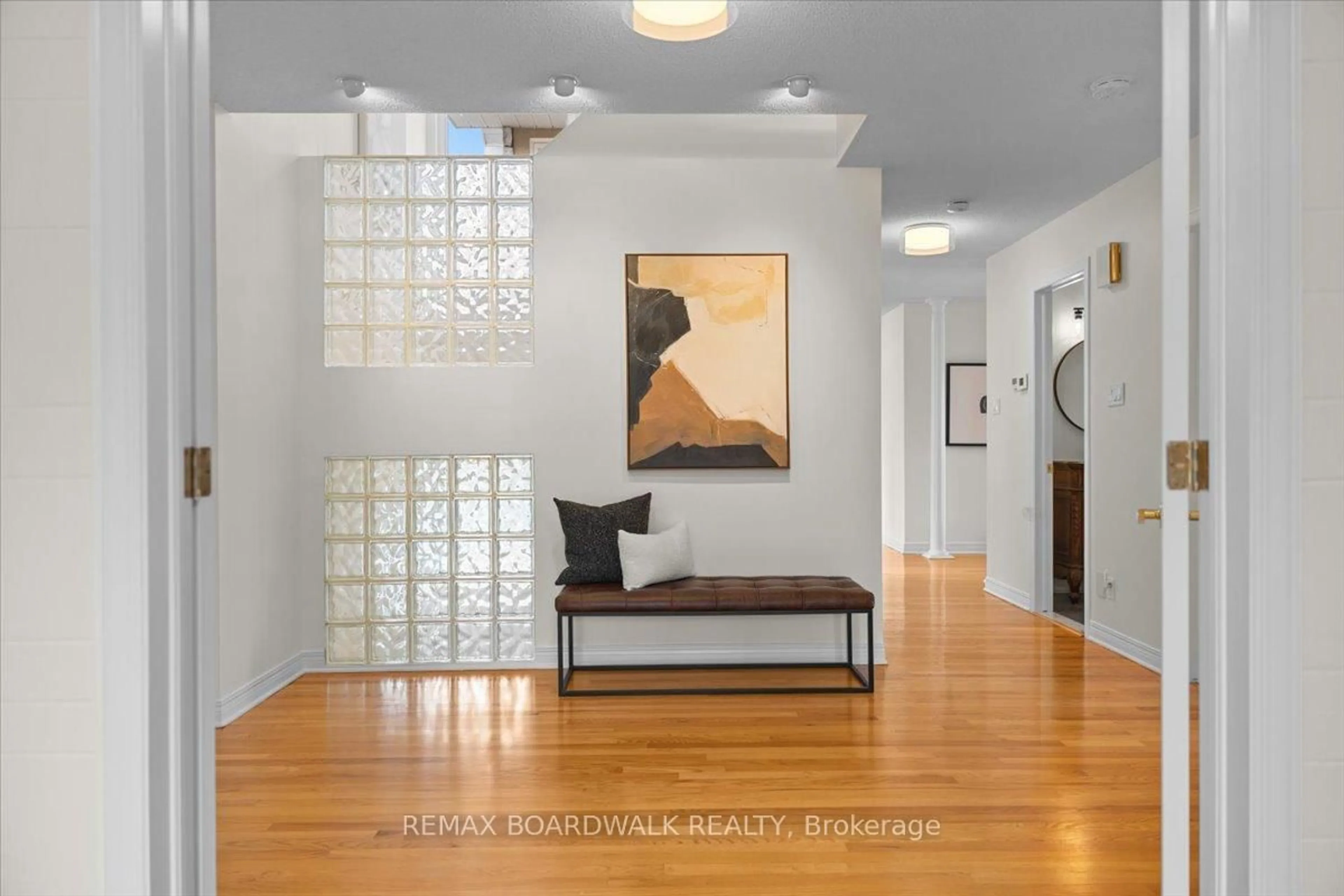 Indoor foyer for 1520 Royal Orchard Dr, Ottawa Ontario K4C 1A9