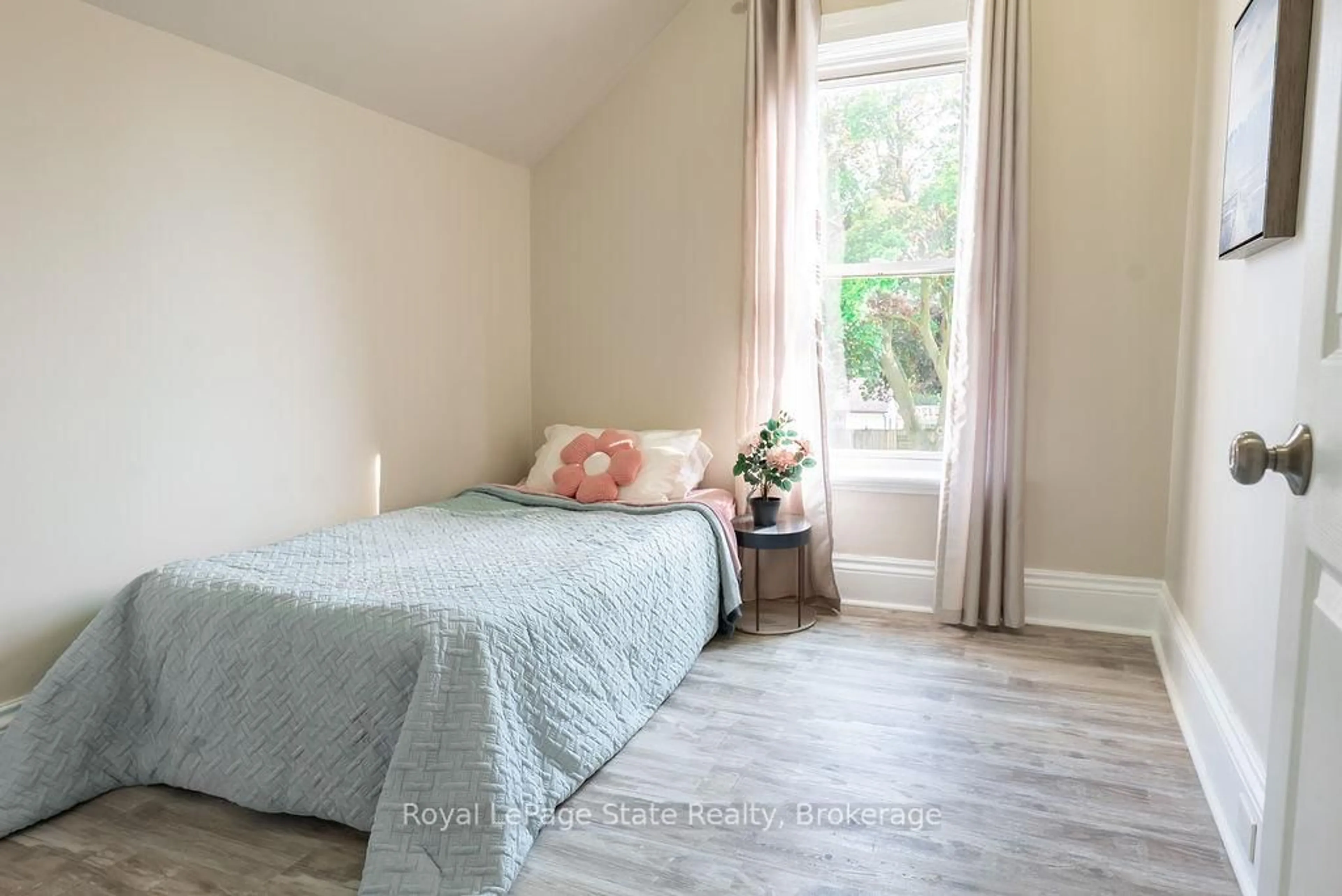 A pic of a room for 8 Dundas St, Brantford Ontario N3R 1R8