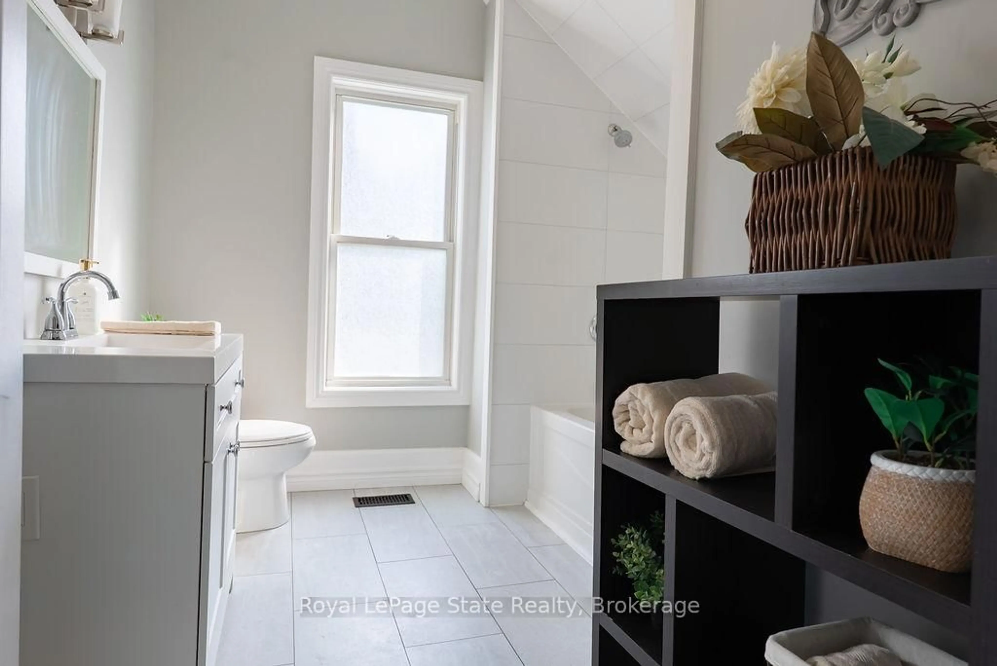 Contemporary bathroom, ceramic/tile floor for 8 Dundas St, Brantford Ontario N3R 1R8