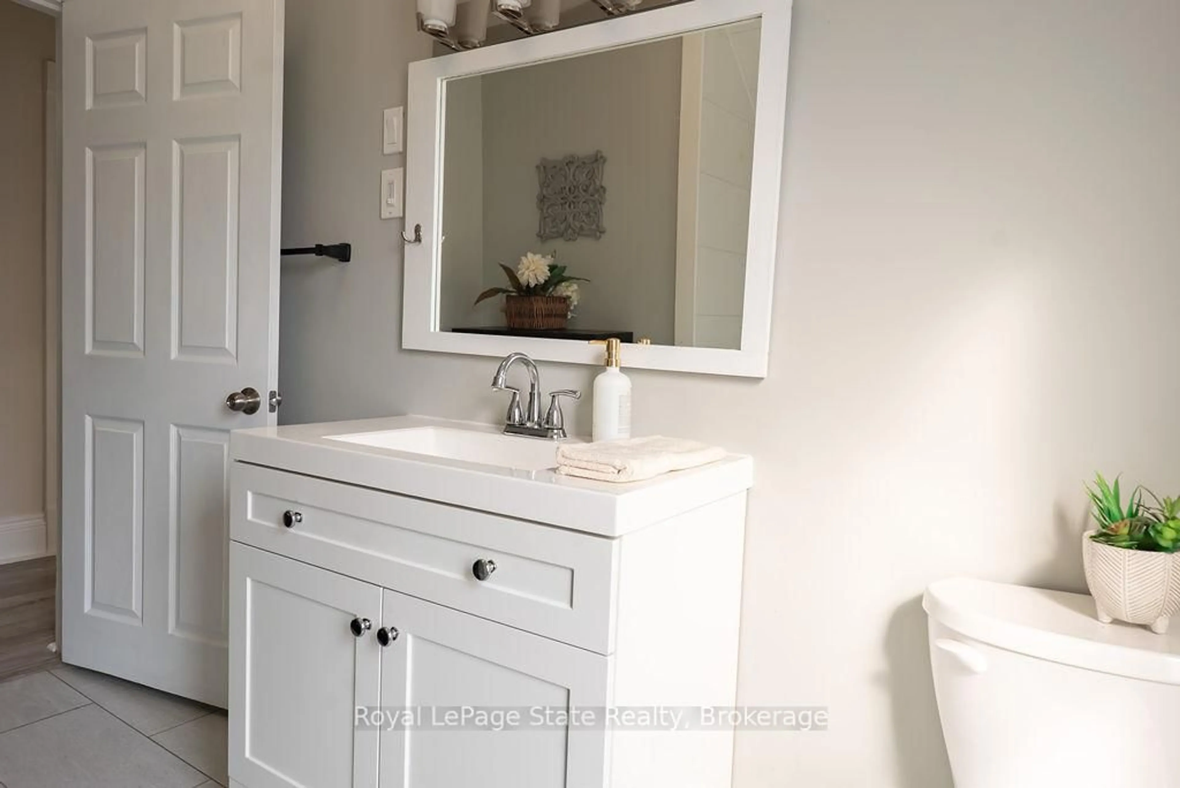 Contemporary bathroom, ceramic/tile floor for 8 Dundas St, Brantford Ontario N3R 1R8